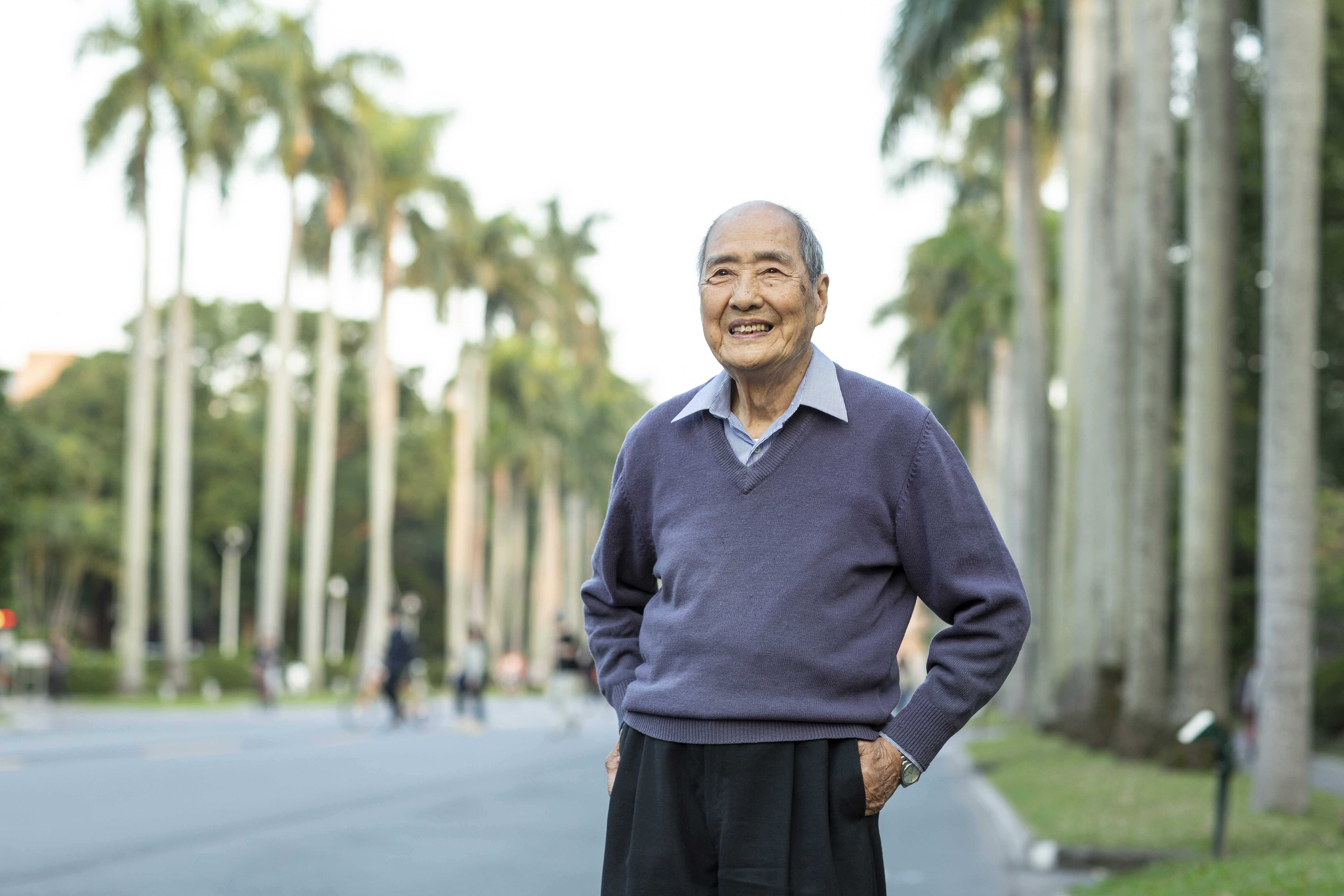 張則周的大半生都在台大度過，他對教育充滿熱情，曾參與410教育改造聯盟，推動教改。