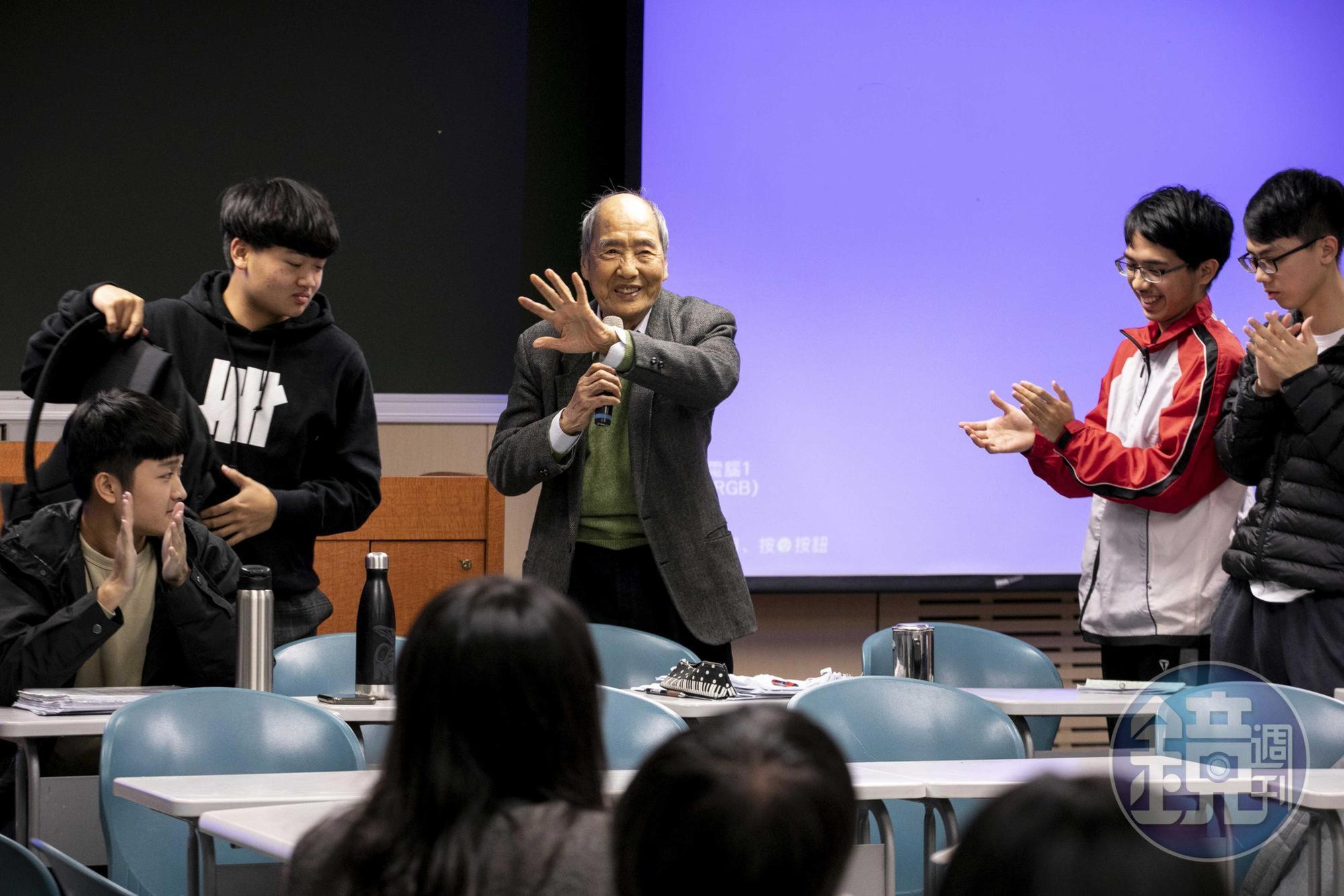 3小時課程,張則周通常安排2小時分組討論,讓來自不同科系的同學們彼此交流。