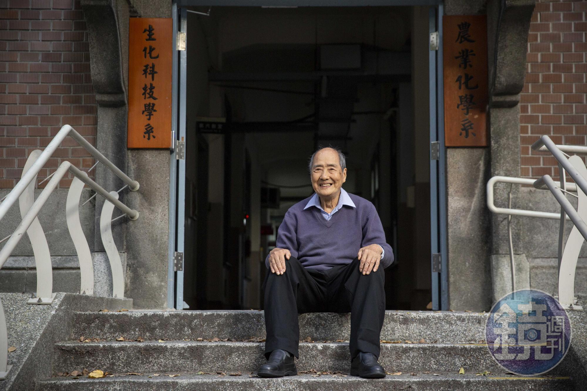 張則周是農業學者,但對哲學和社會科學也充滿興趣。