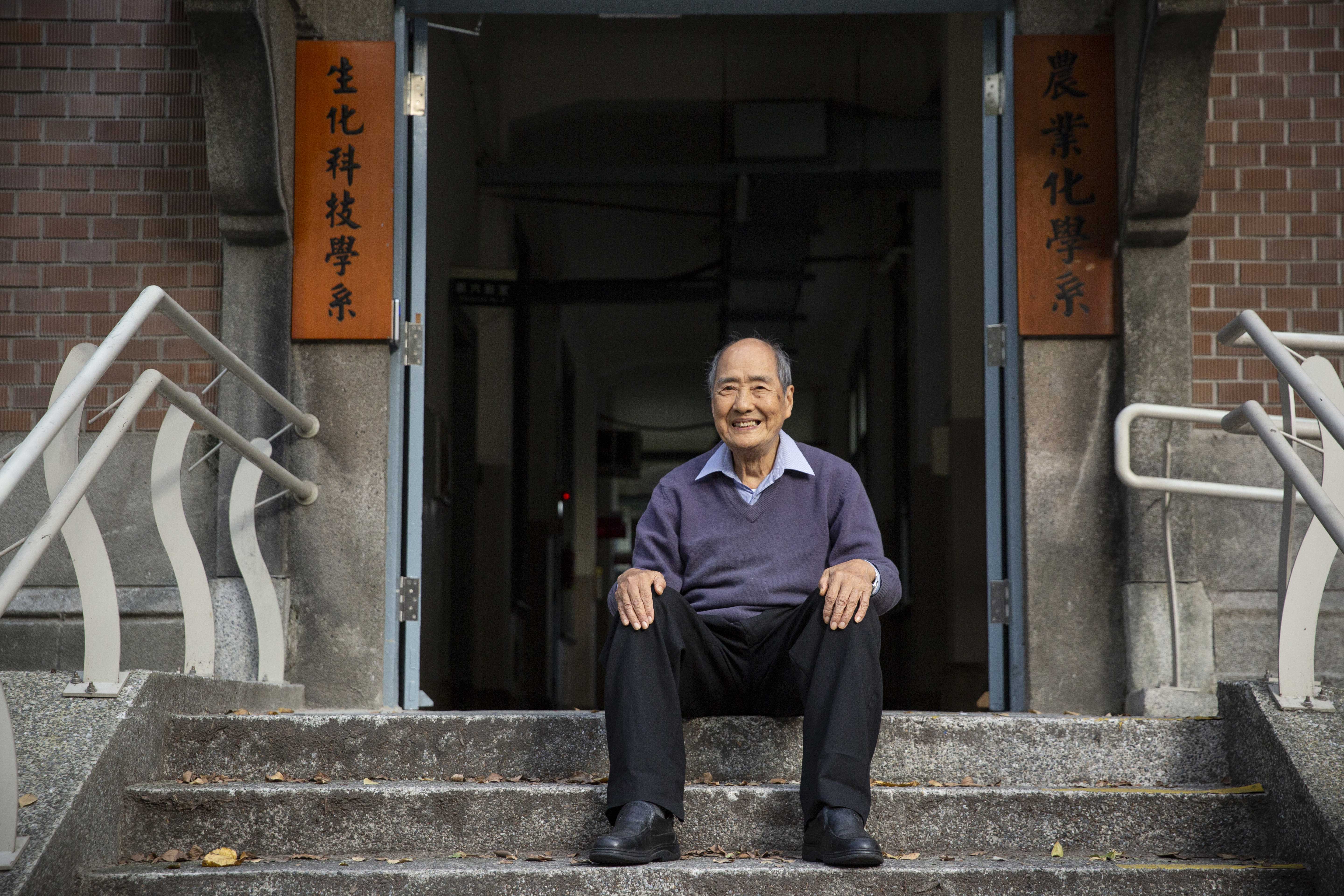 張則周是農業學者，但對哲學和社會科學也充滿興趣。