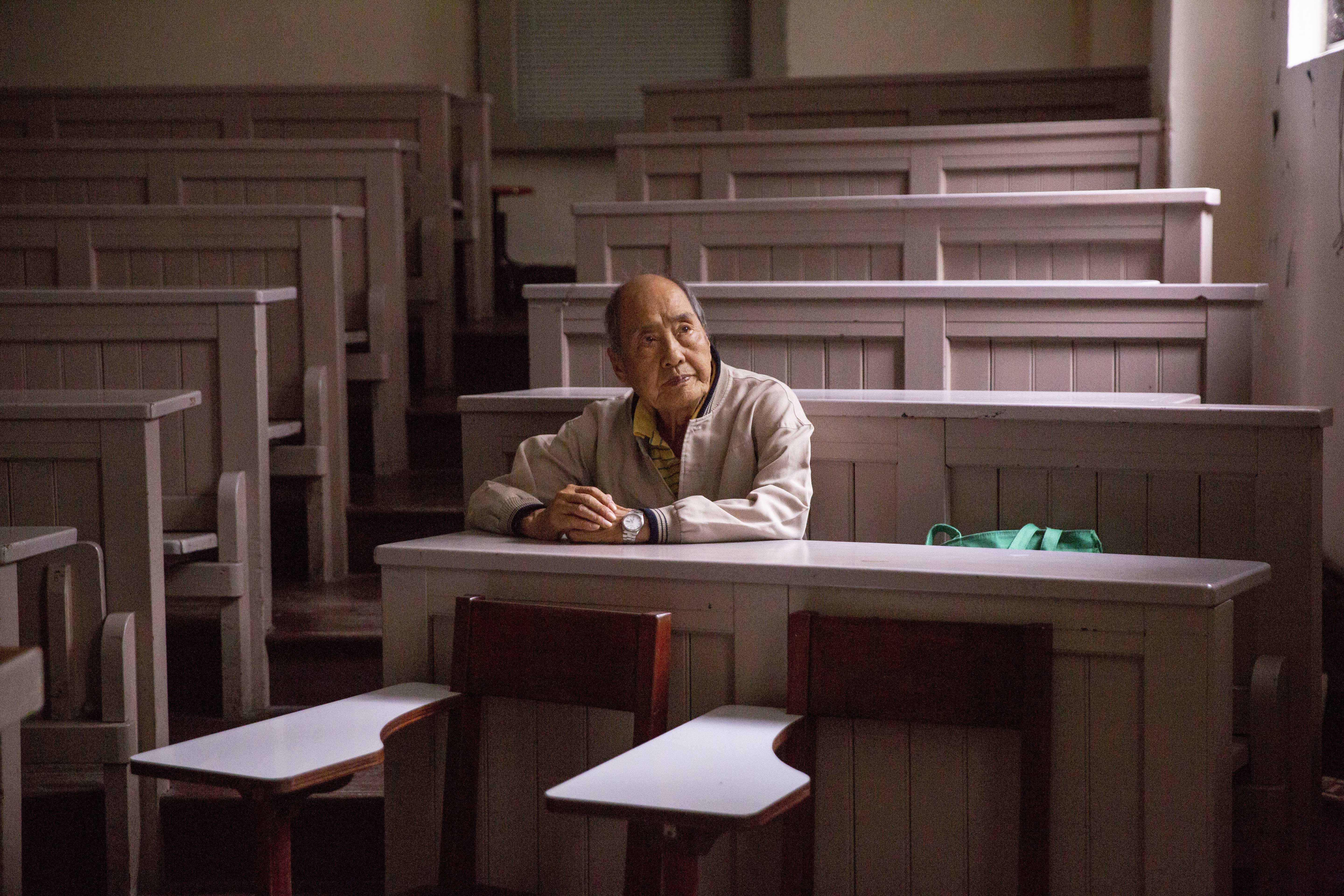 張則周被誣陷下獄，但身在亂世，面對苦難他總是抱著感恩心態。