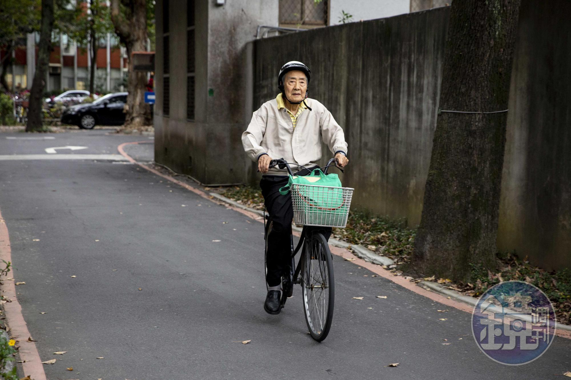 張則周出入多以腳踏車代步,經常叮嚀學生記得要戴安全帽。