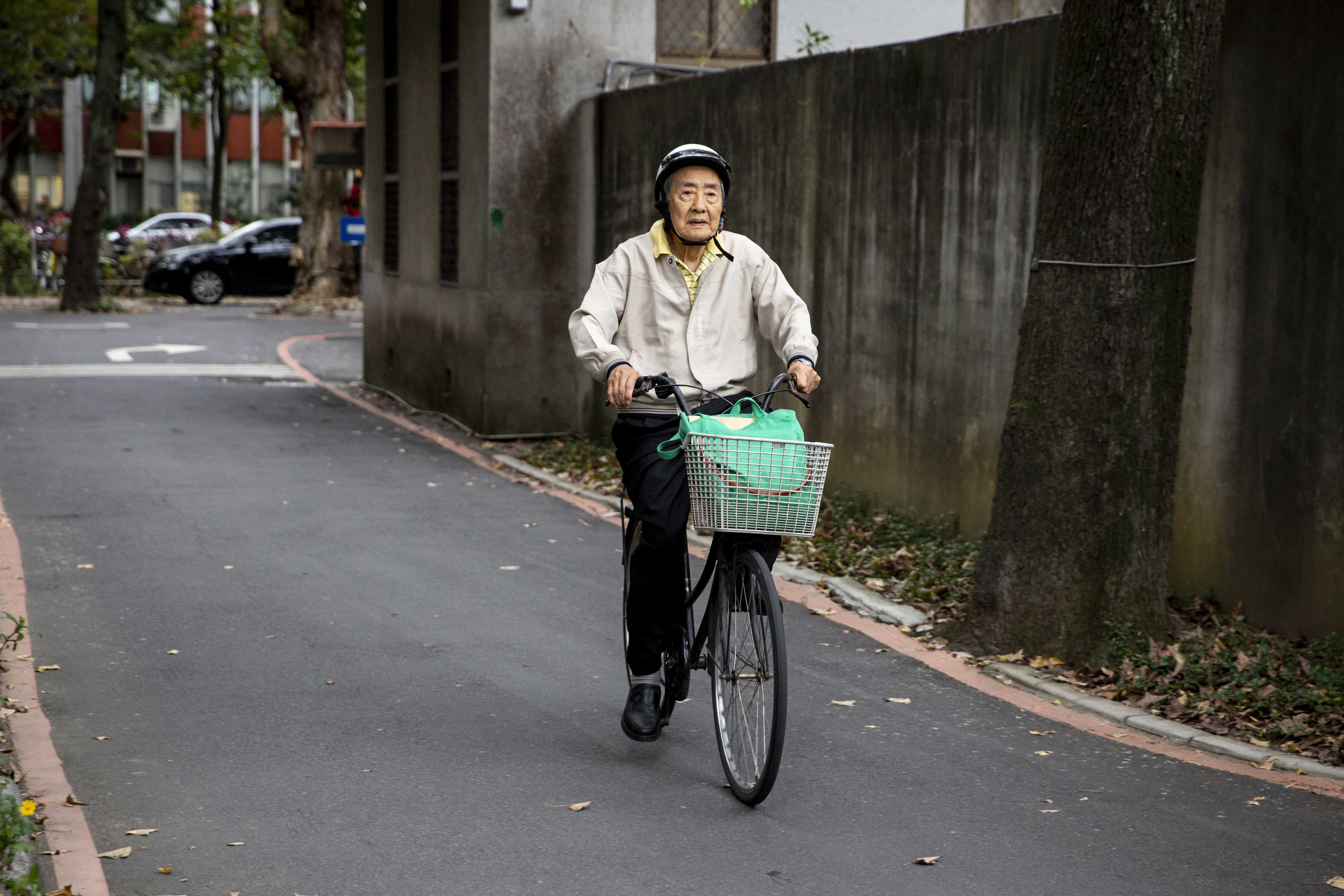 張則周出入多以腳踏車代步，經常叮嚀學生記得要戴安全帽。