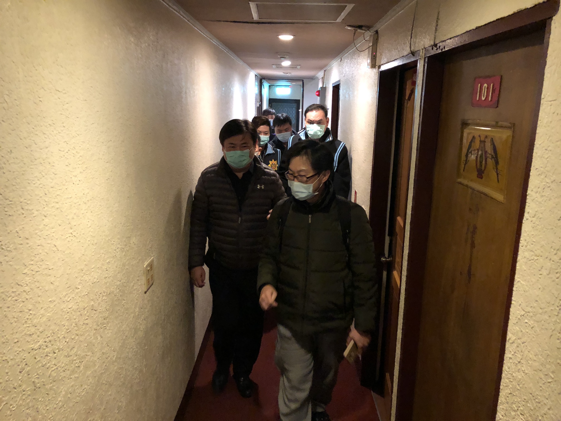 新莊分局長林武宏(左後一)為免意外事故發生,也陪同民政局前往旅館找人。(翻攝畫面)