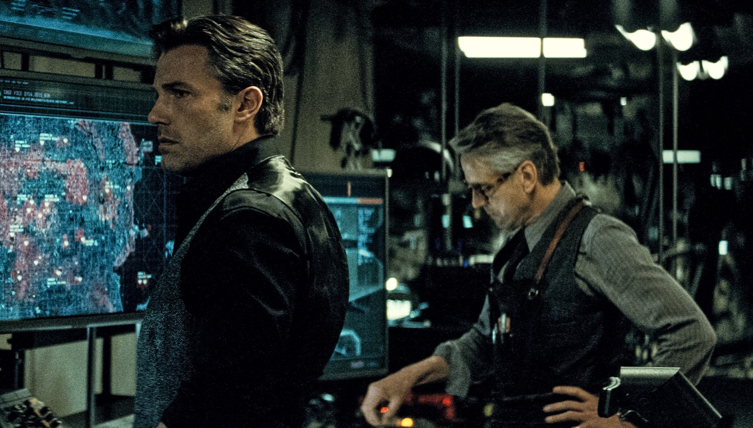 班艾佛列克（左）《蝙蝠俠對超人：正義曙光》登場飾演蝙蝠俠，原本電影公司規劃讓他自導自演全新的《蝙蝠俠》電影，卻因為他貪杯乾脆換人。（華納兄弟提供）