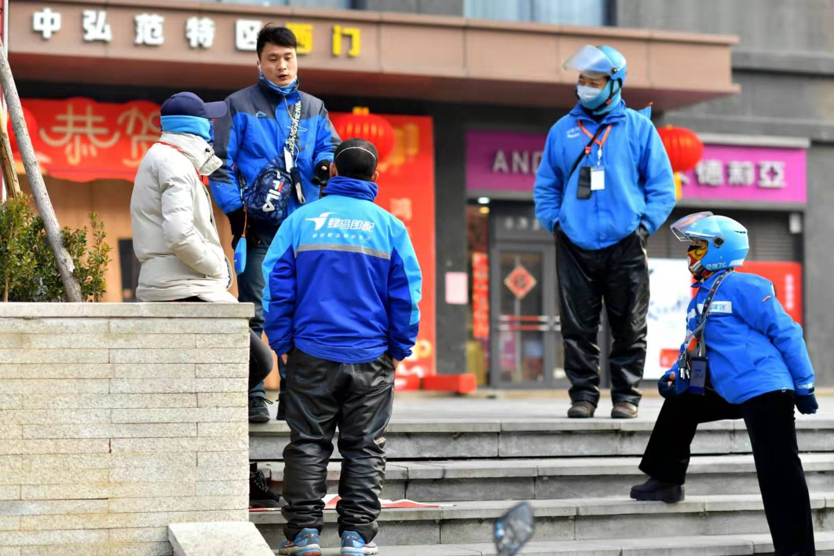 中國最大餐飲外送平台「美團點評」的100萬家餐廳中，2月初依舊有83%大門緊閉。圖為洛陽等待接單的外送員。（東方IC）