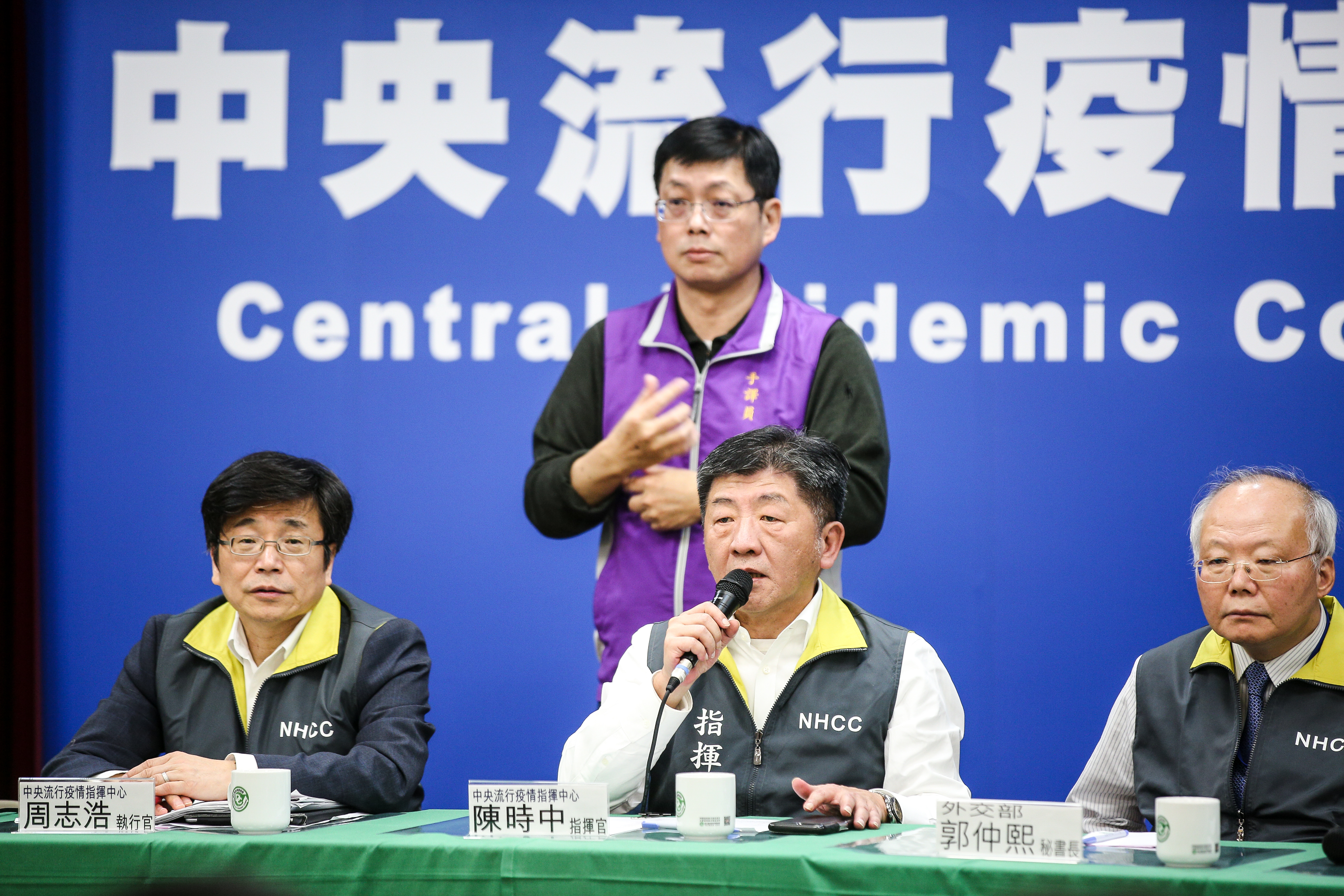 針對中部家庭群聚感染事件，已故白牌司機妹妹今日也確診武漢肺炎。