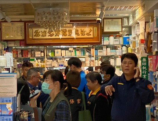檢調及衛生單位人員前往藥局查核有無囤積口罩高賣情形。（翻攝畫面）