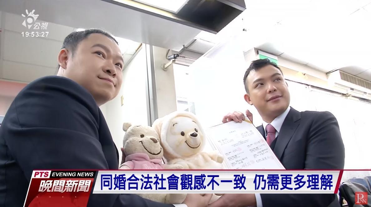 林政勳(右)和陳明毅(左)愛情長跑7年,18日正式登記結婚。(翻攝自公視新聞網YouTube)