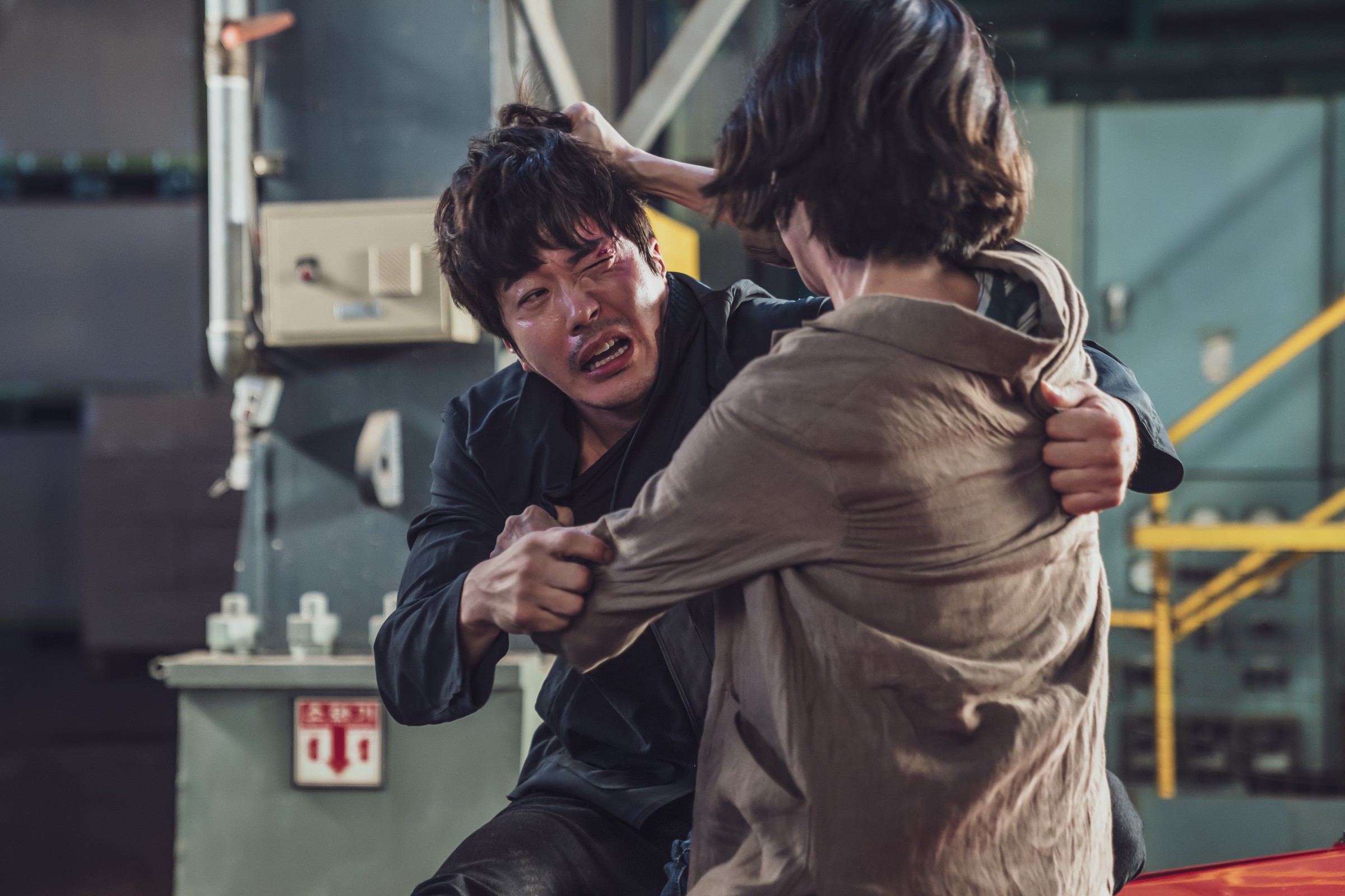 曾是韓流男神的權相佑甩掉偶包，在《大畫特務》飾演落魄漫畫家，還被老婆拳打腳踢。（甲上提供）