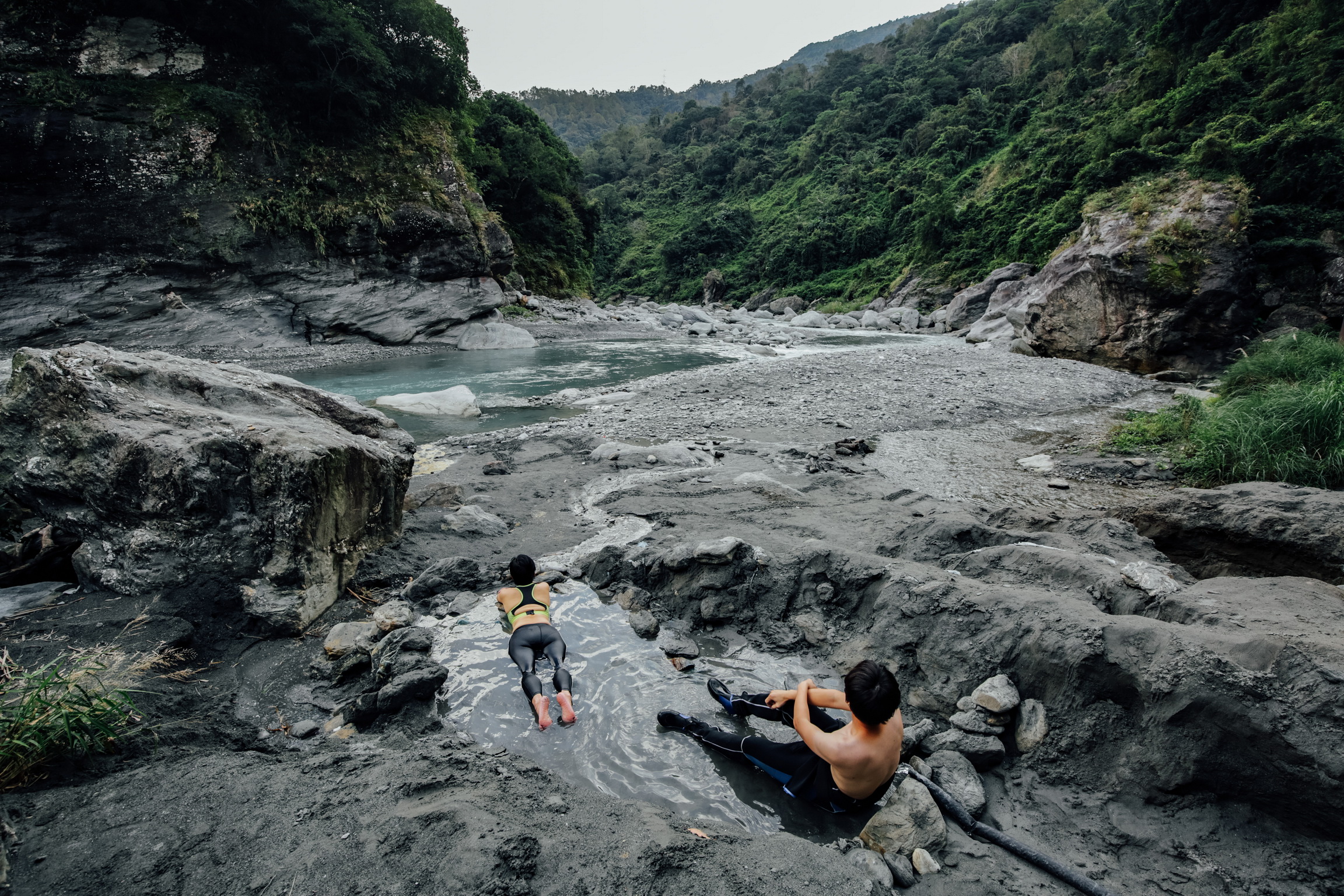 「萬榮野溪溫泉」位在花蓮萬里溪旁，邊泡湯可以邊賞溪景山色。