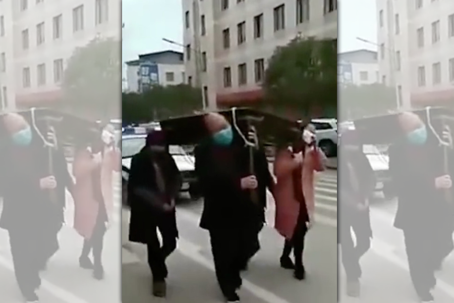 武漢肺炎疫情延燒，重慶4人打牌被罰扛麻將桌遊街。（翻攝自YouTube）