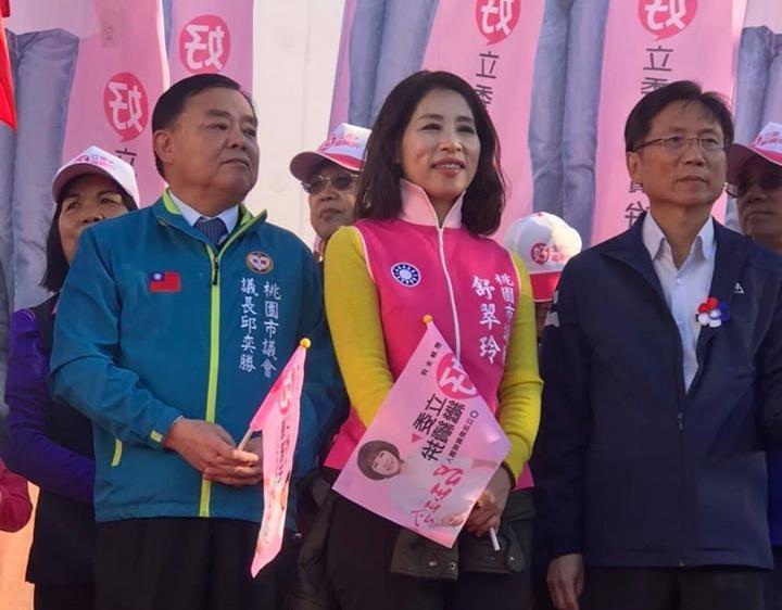 國民黨籍桃園市議員舒翠玲(中)因涉嫌詐領1090萬餘的助理費今晨遭聲押,下午以200萬交保。(翻攝自舒翠玲臉書)