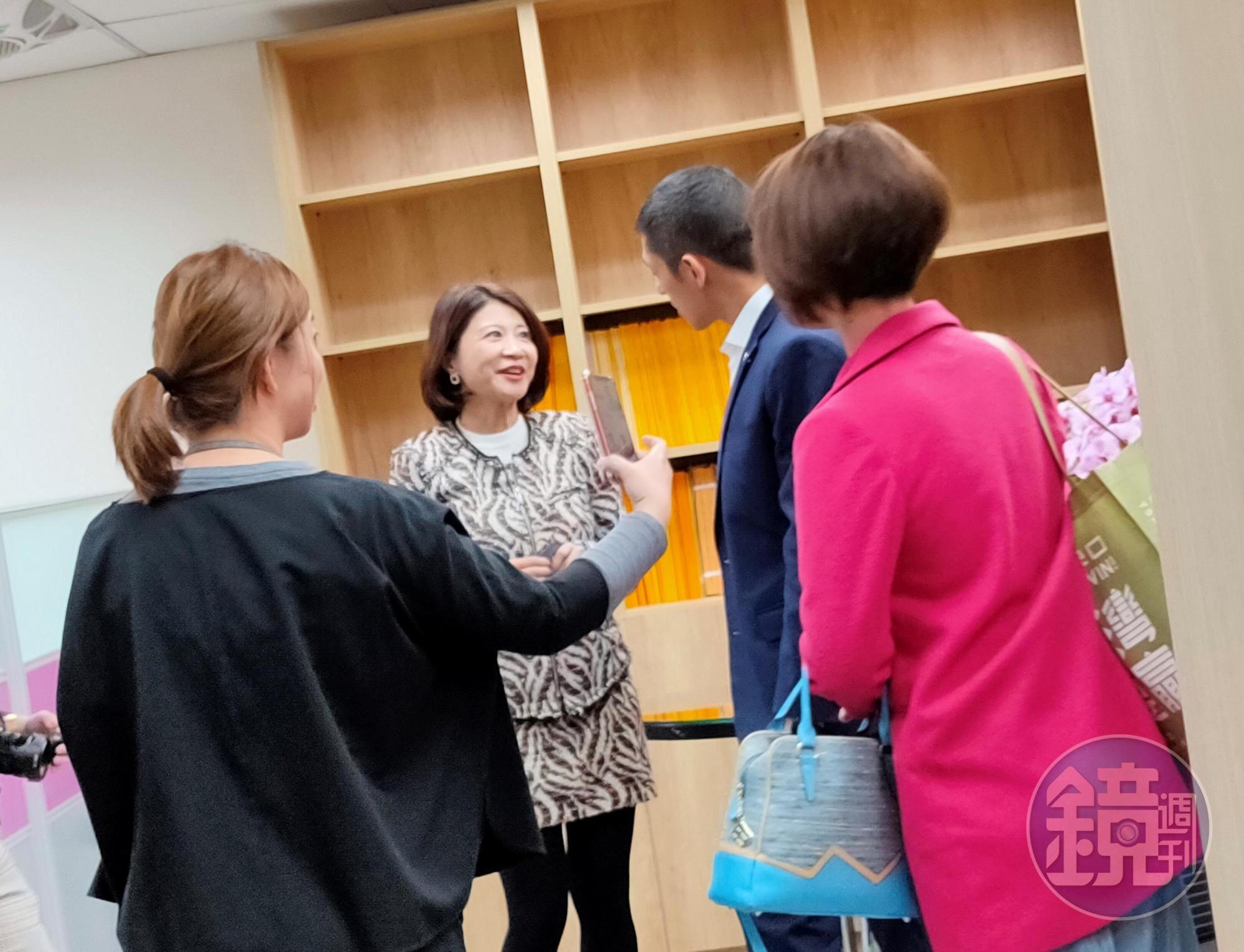 吳怡農(右2)今也拜會曾擔任新聞主播、主持人的民進黨不分區立委林楚茵(左2),請益主持相關技巧。
