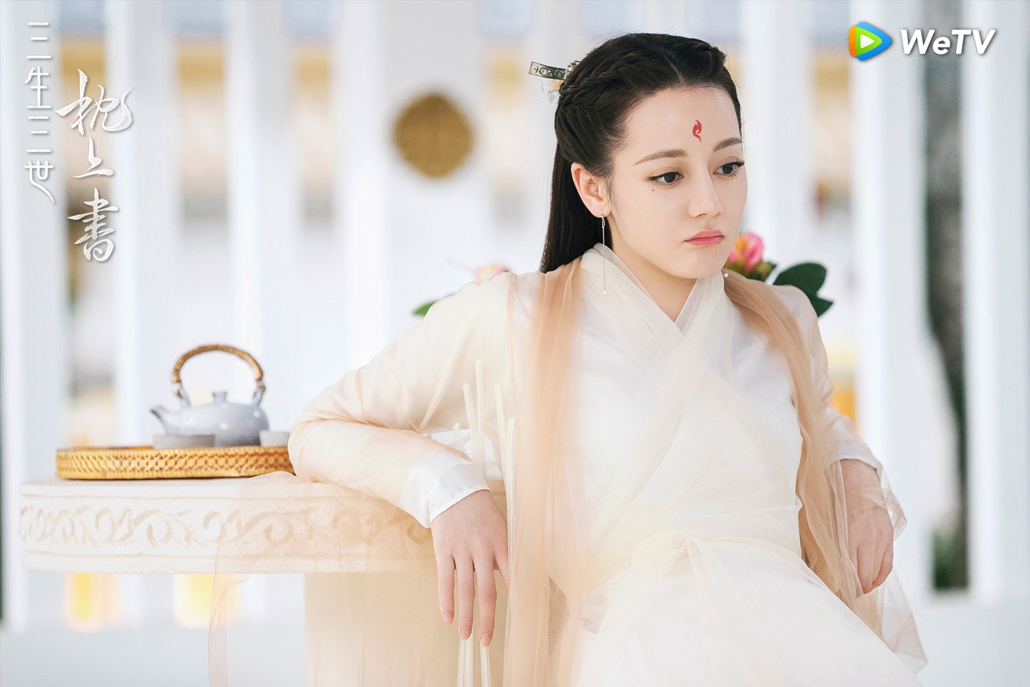 迪麗熱巴坦言自己不若《三生三世枕上書》飾演角色般主動。（WeTV提供）