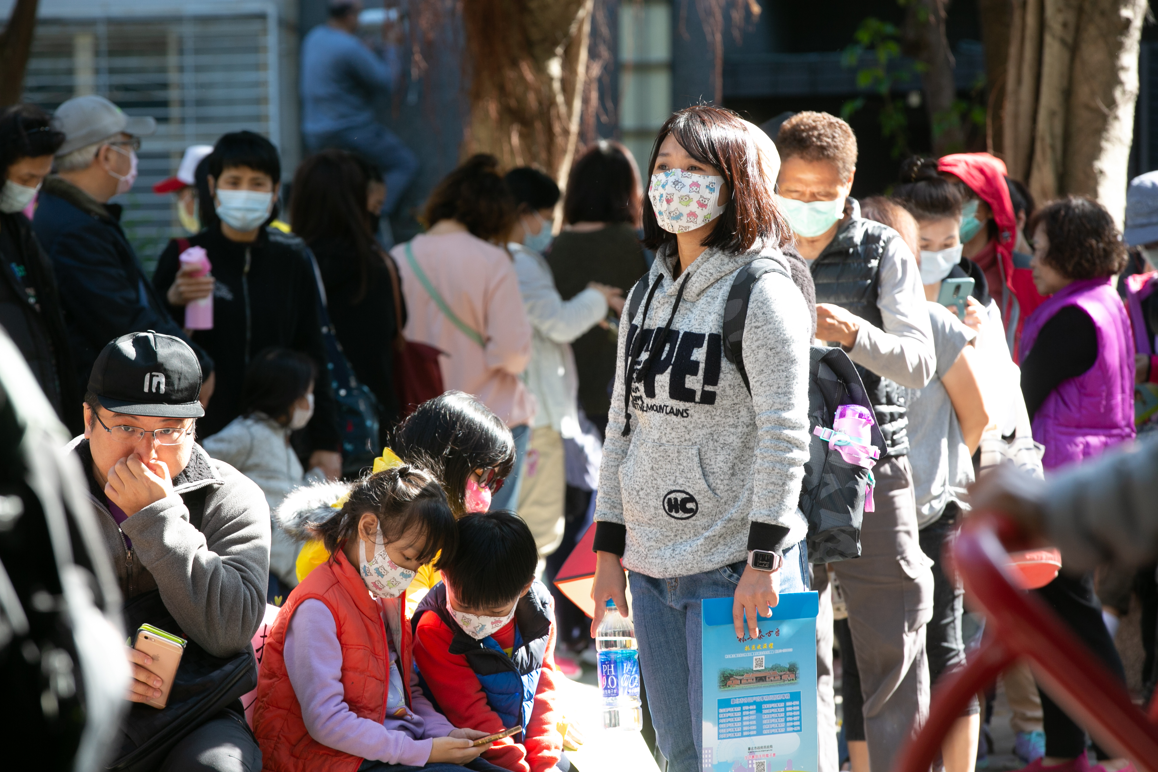 因應下週開學季，教育部提醒呼籲家長在家先幫孩子量體溫。圖為示意圖，圖中當事者與本新聞無關。