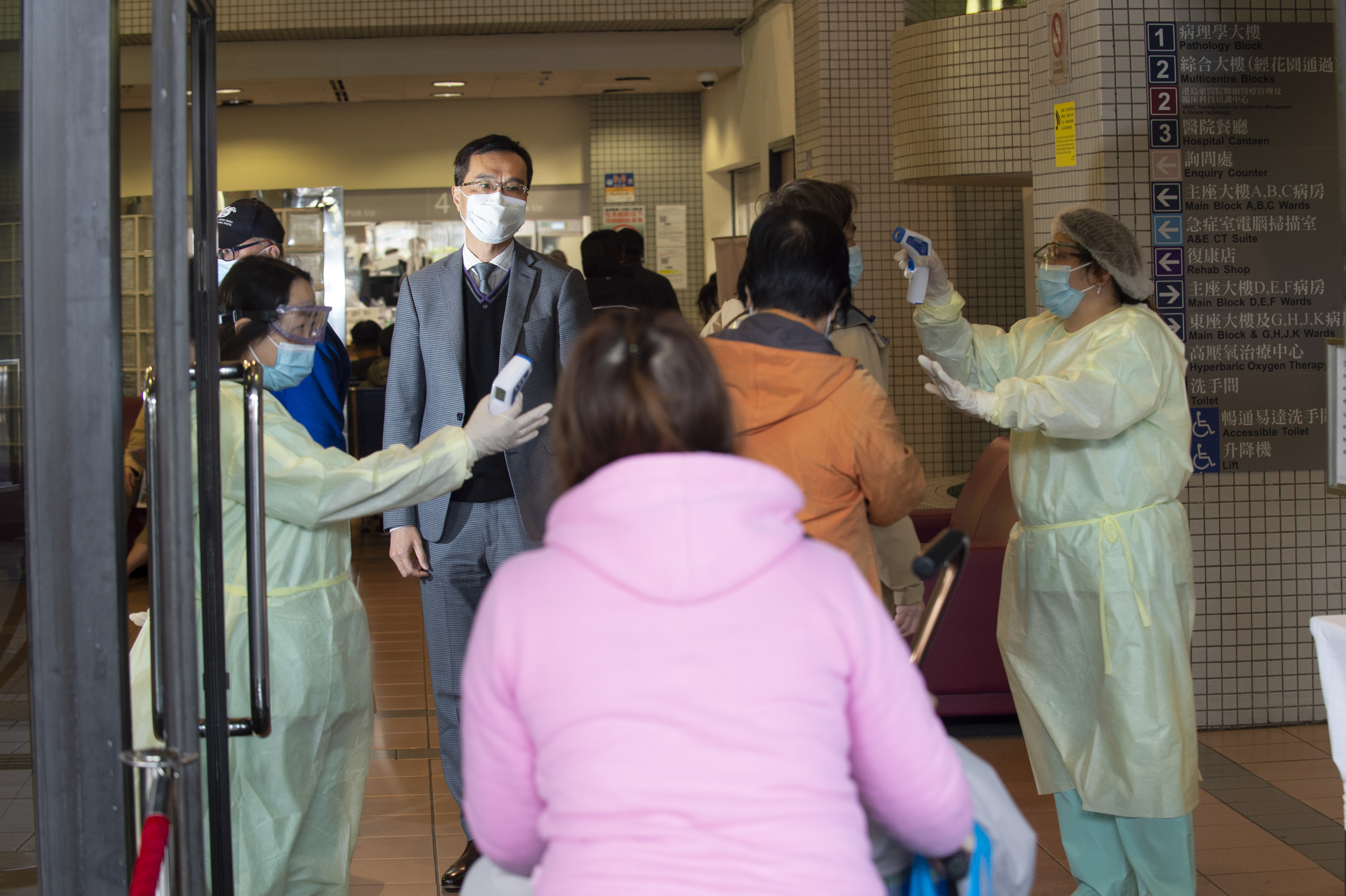 醫療人員站在第一線辛勞防武漢肺炎疫情擴散。（本刊資料）