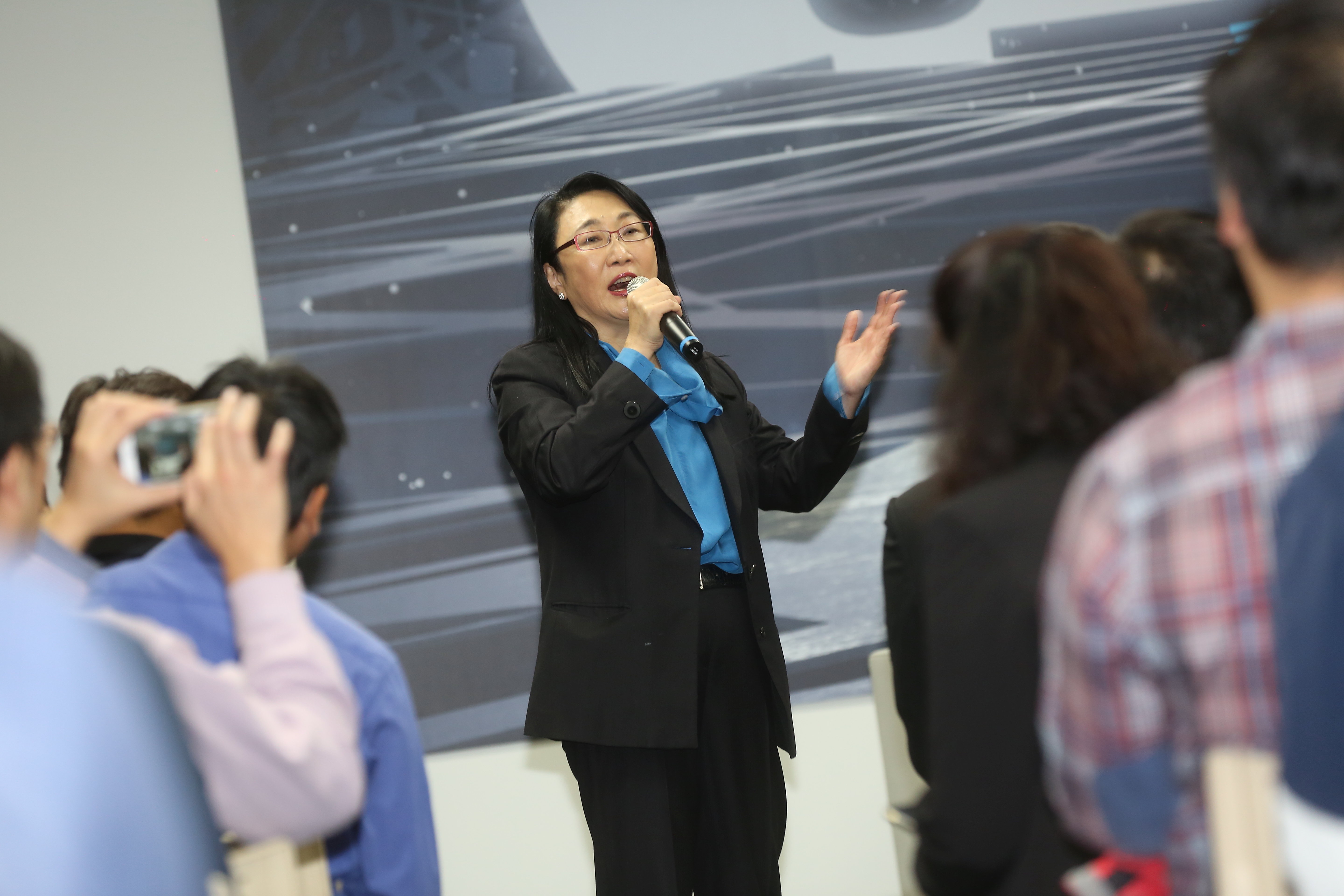 VR與智慧型手機品牌廠宏達電董事長王雪紅，透過信望愛基金會發送每位同仁5枚口罩。