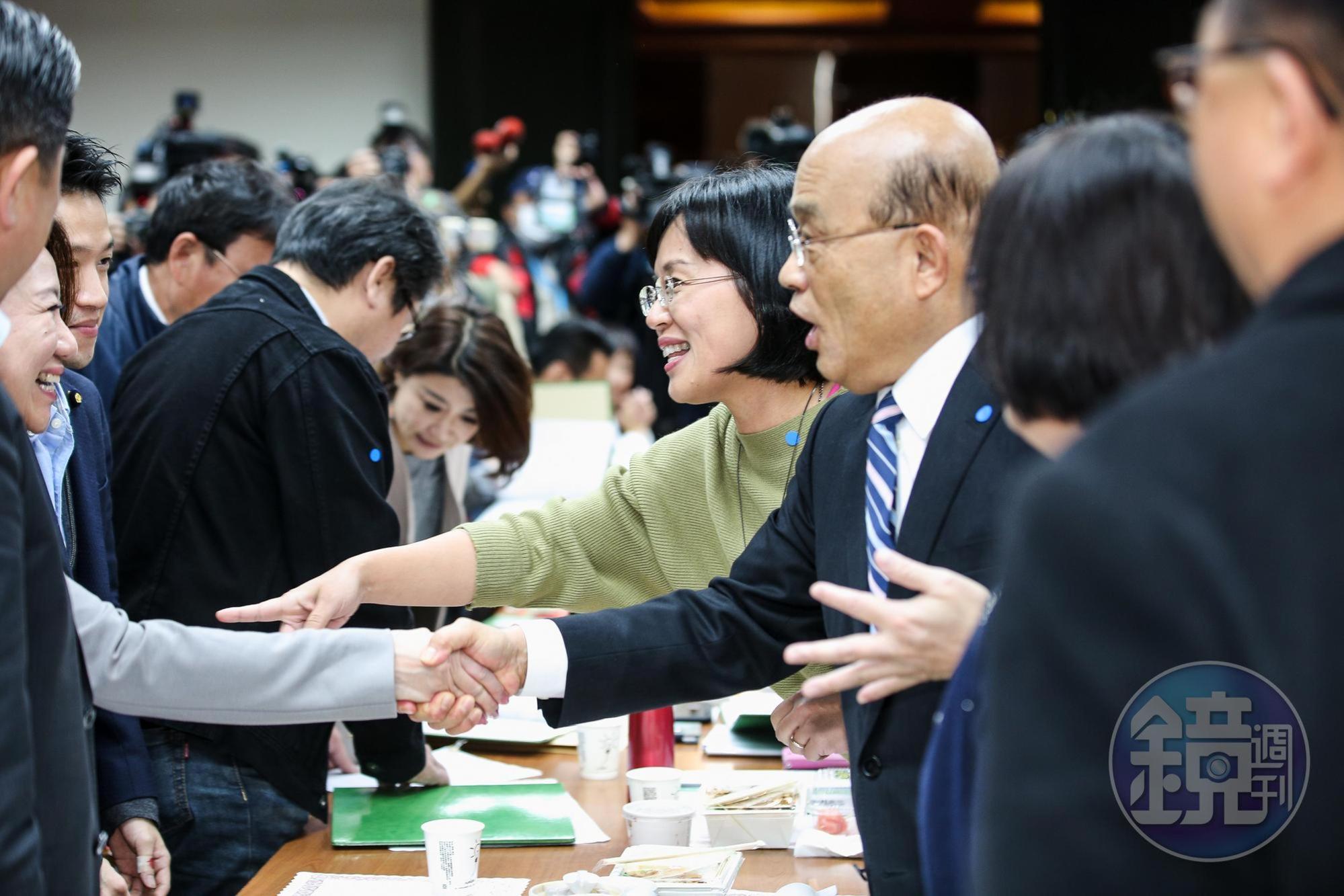 蘇貞昌女兒、立委蘇巧慧也陪著蘇貞昌向立委打招呼。