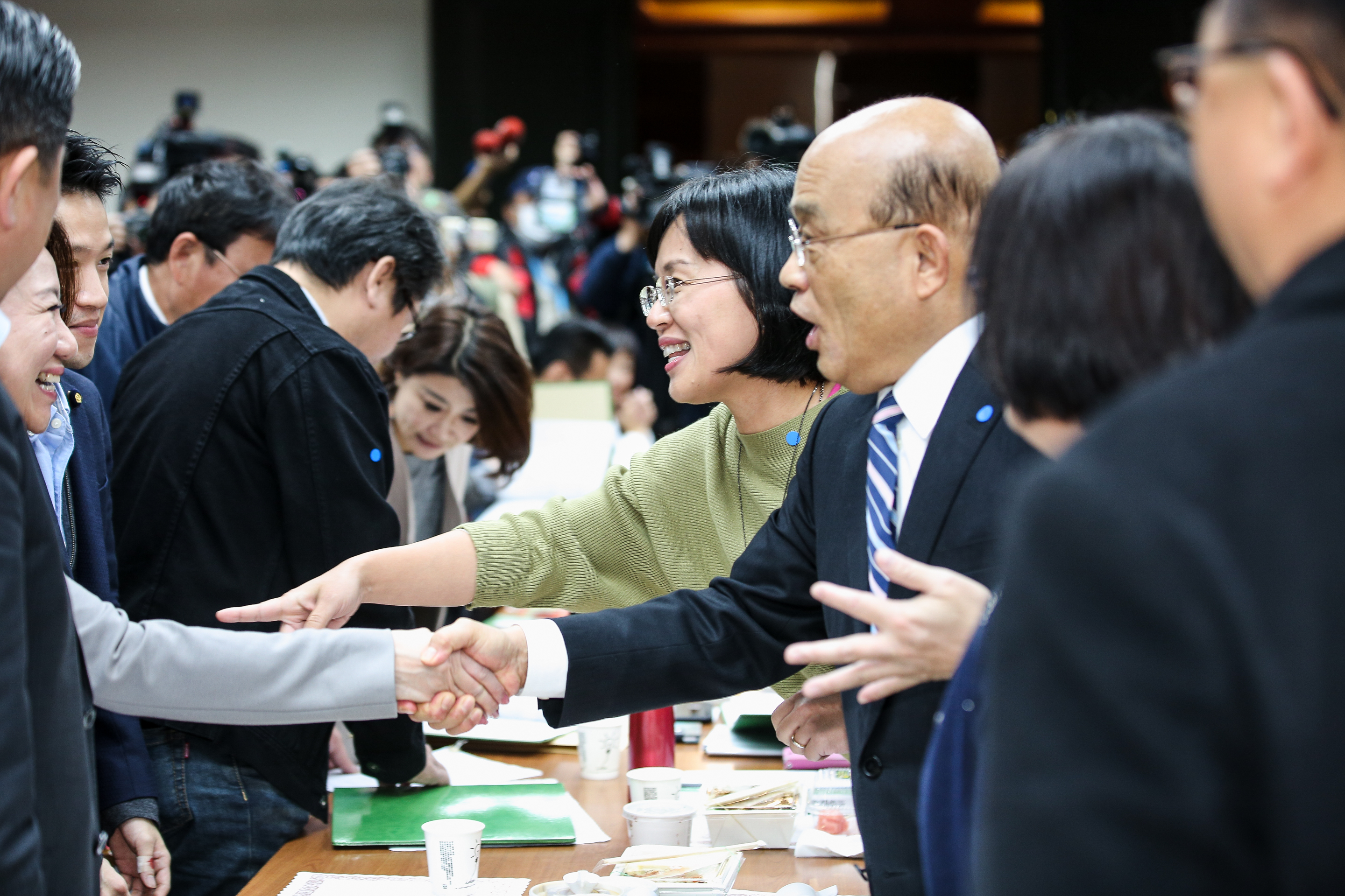 蘇貞昌女兒、立委蘇巧慧也陪著蘇貞昌向立委打招呼。