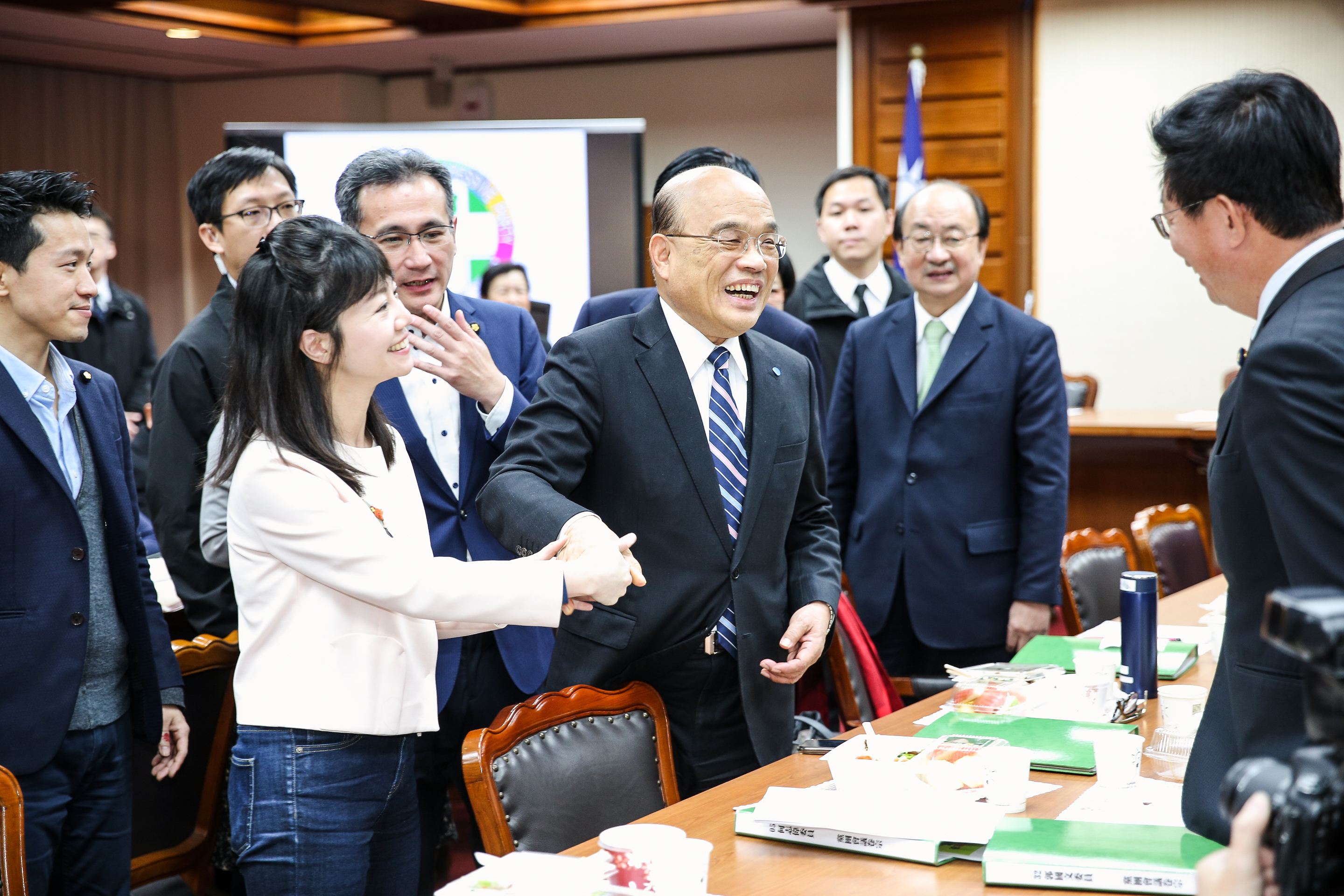 蘇貞昌今日拜會民進黨團，逐一向立委握手致意。