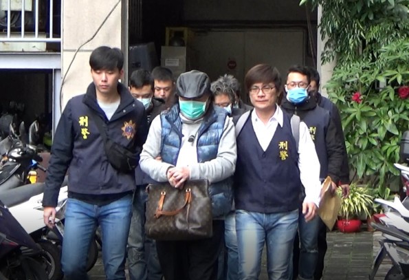 譚姓主嫌（中）專門招募遊民從事信用卡盜刷詐財。（翻攝自畫面）