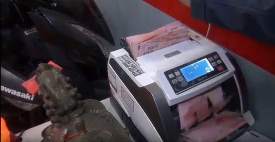 警方在現場查獲大量現金。