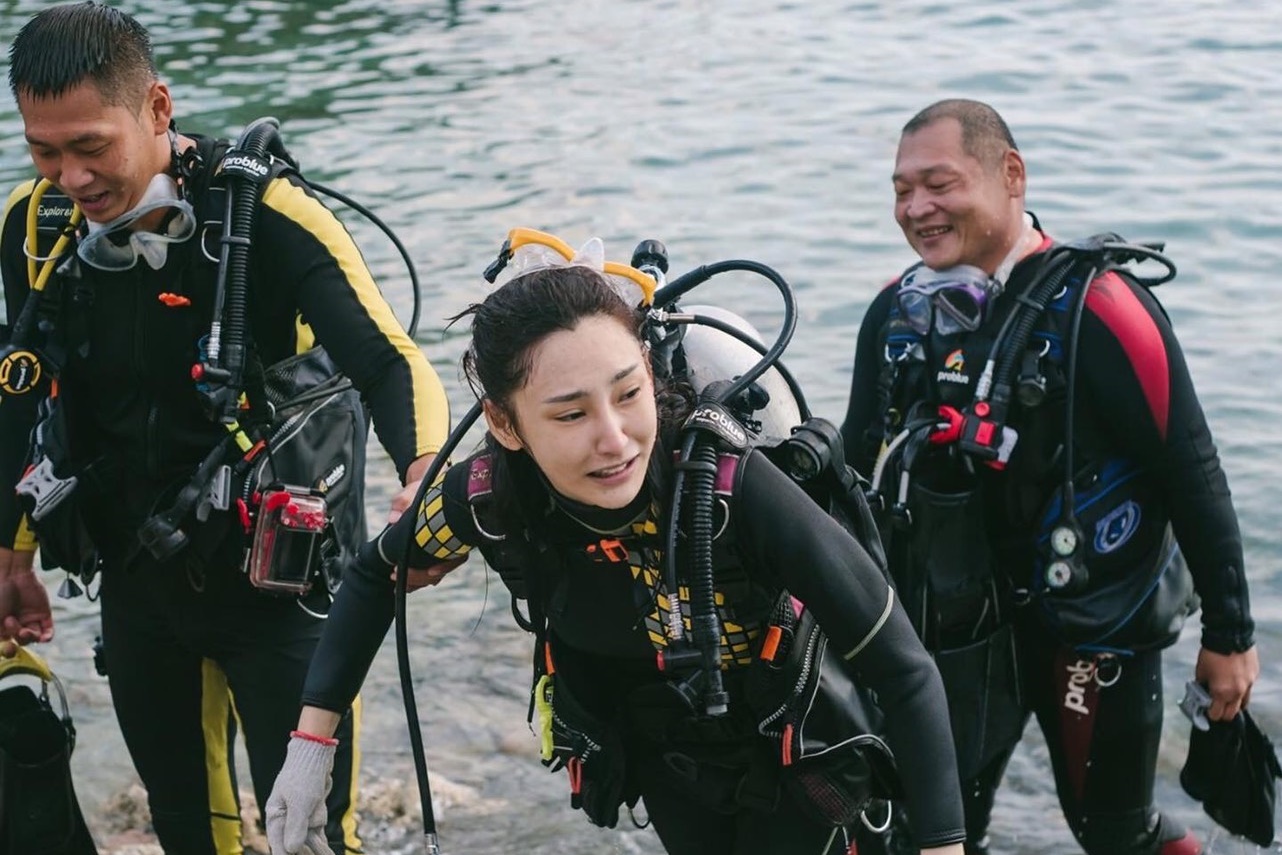 為了節目效果，徐瑋婷即使上山、下海也不喊累。（翻攝自奇幻的旅程臉書）