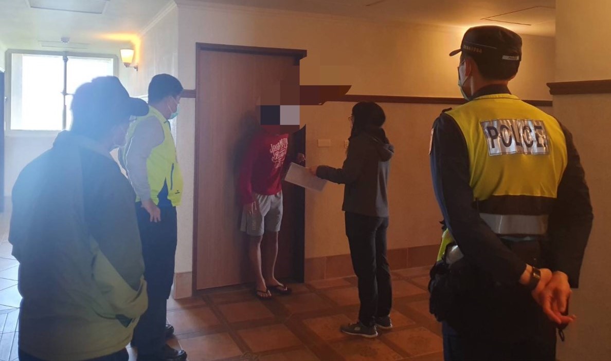 屏東內埔1名來自澳門的學生隔離期間外出，被防疫單位透過手機定位發現。（翻攝自鍾慶鎮臉書）