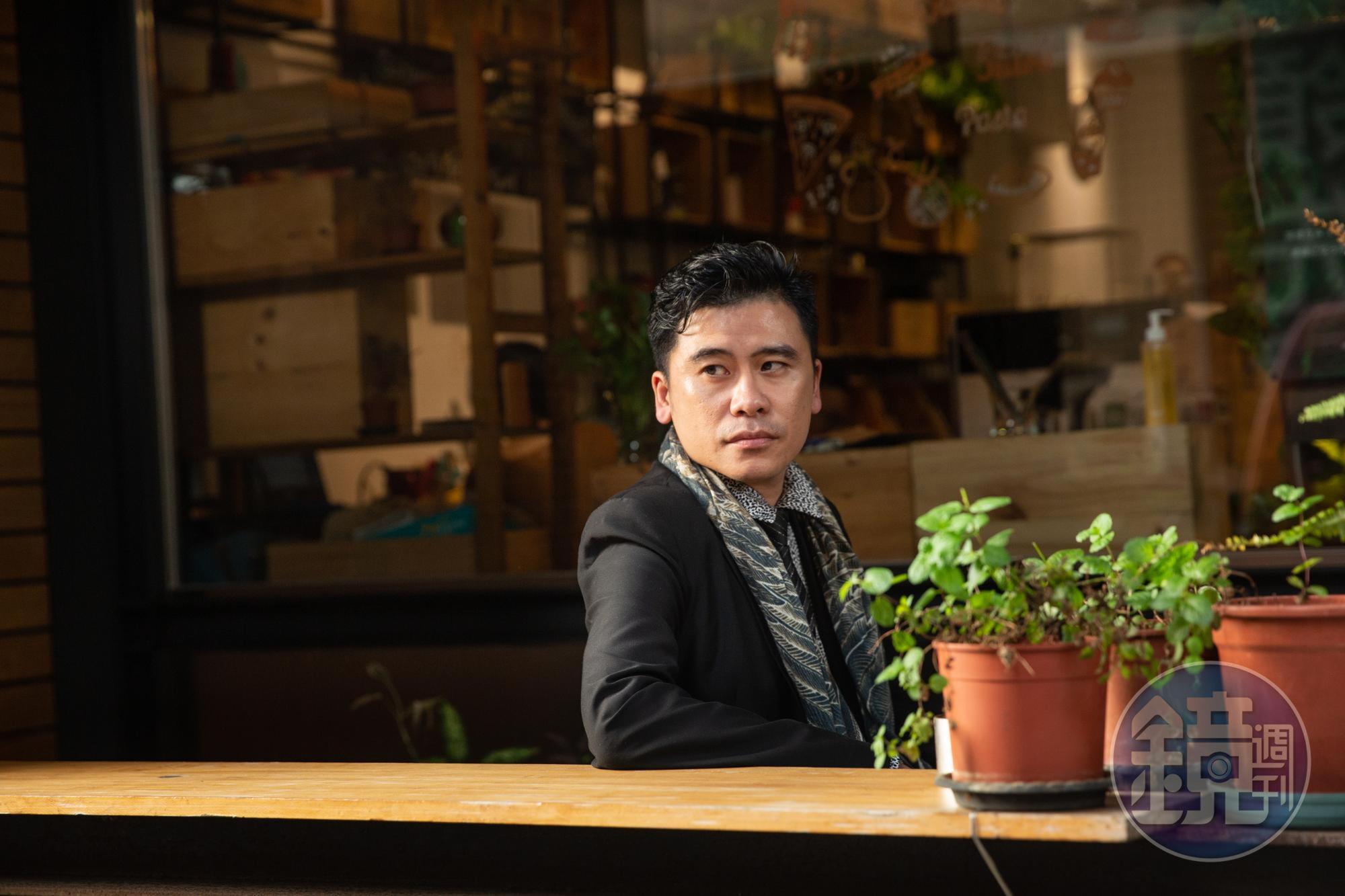 解昆樺興趣廣泛，從高中開始吹薩克斯風，「聲音是流動的，文字也是，可以從音樂中去找。」為何鍾情薩克斯風？「因為唱歌不好聽，薩克斯風就像我喉嚨的延伸；它是模擬人聲的樂器，像我就是中音薩克斯風。吹奏時我可以回歌詞的情緒詮釋。透過薩克斯風，我也可以變王菲。」