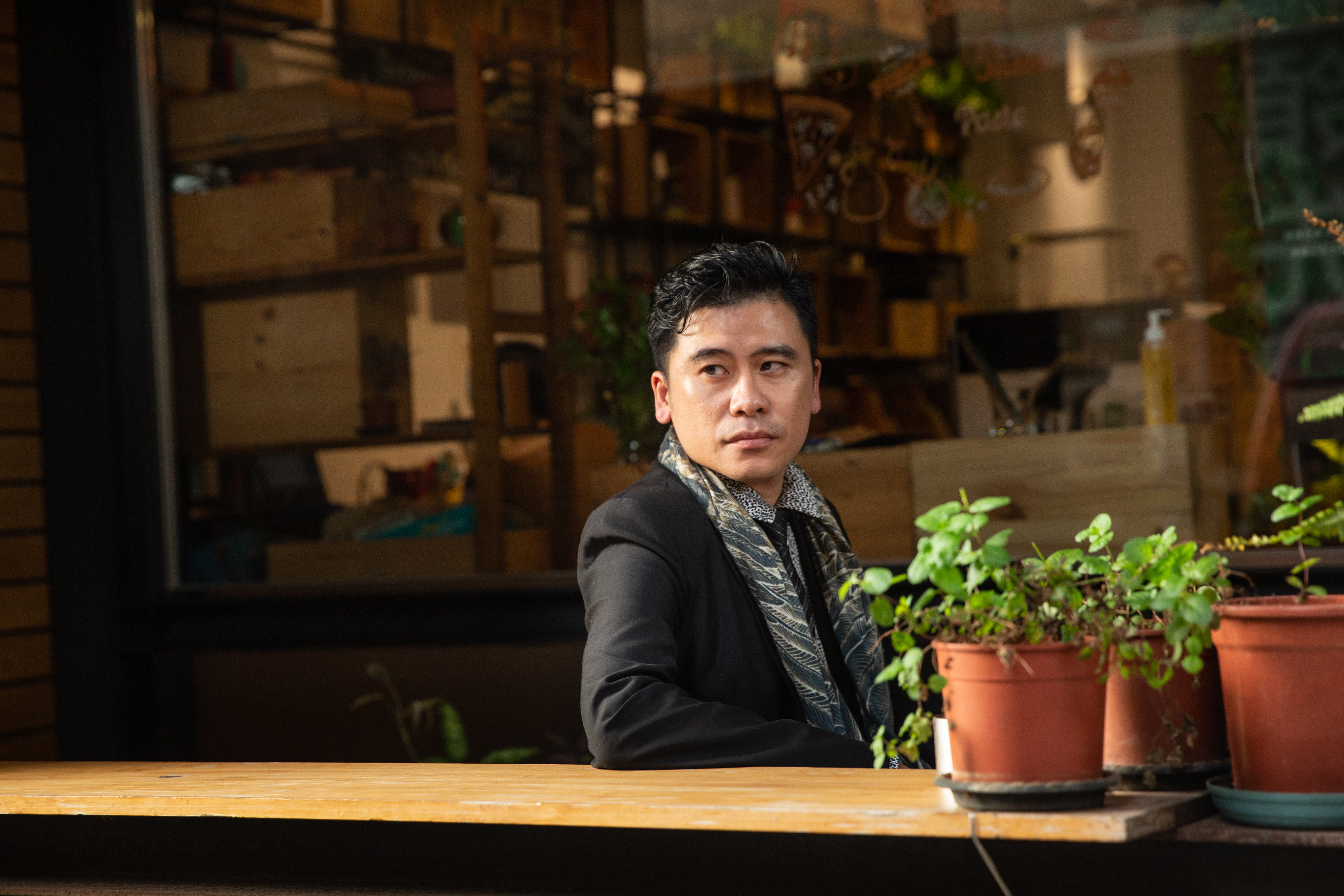 解昆樺興趣廣泛，從高中開始吹薩克斯風，「聲音是流動的，文字也是，可以從音樂中去找。」為何鍾情薩克斯風？「因為唱歌不好聽，薩克斯風就像我喉嚨的延伸；它是模擬人聲的樂器，像我就是中音薩克斯風。吹奏時我可以回歌詞的情緒詮釋。透過薩克斯風，我也可以變王菲。」