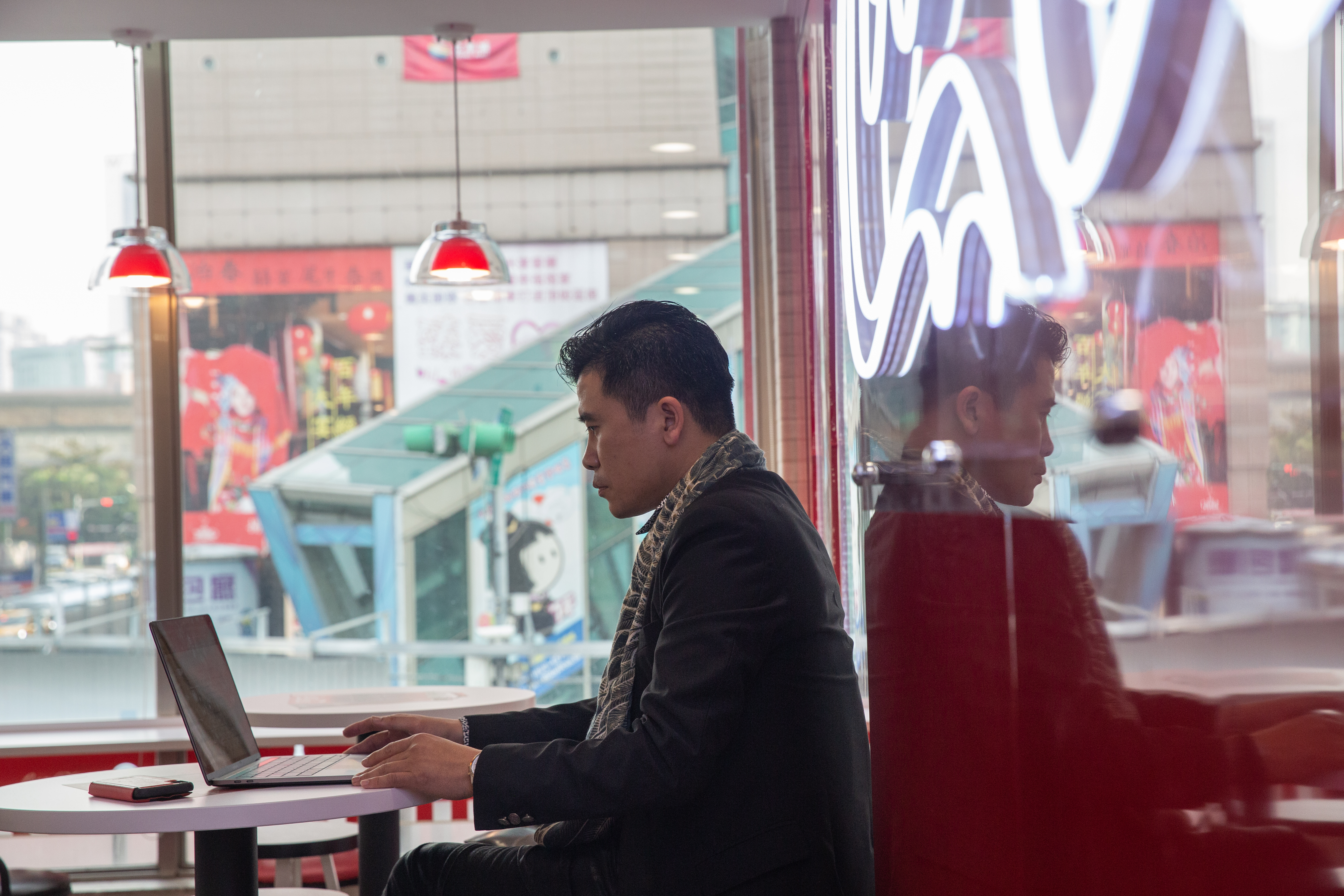 「年輕時寫作像祭司，要天時地利人和，現在文字是流動的饗宴，一張桌子一台筆電就能帶著寫。」中興大學附近便利商店很多，他卻在固定一家寫作，「因為清晨四點多數便利商店都在清洗咖啡機，寄杯根本喝不到。」浪漫背後，也有務實的答案。