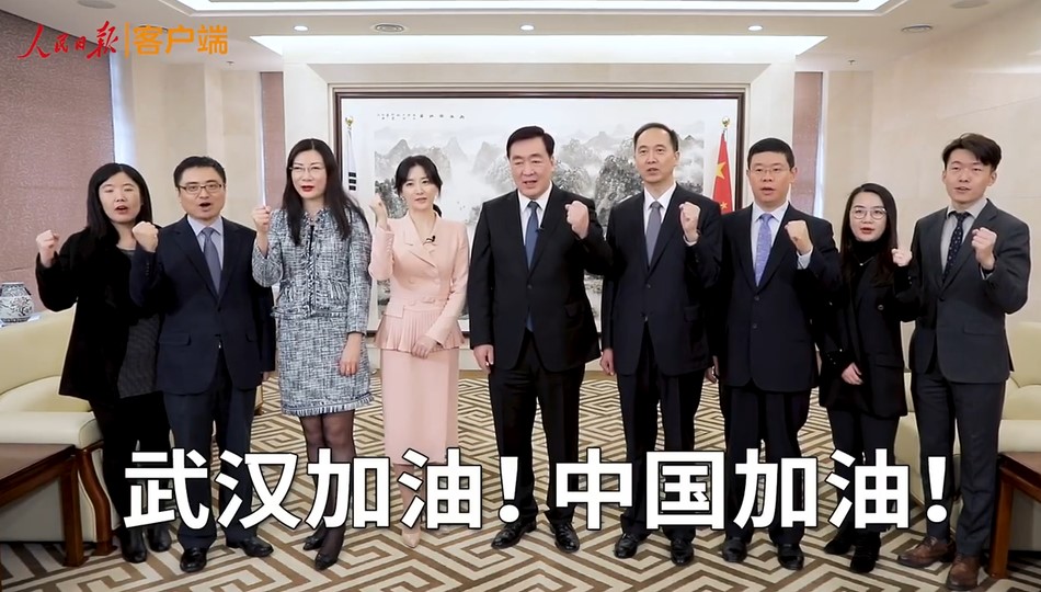 李英愛（左四）在影片中以中文替武漢、中國加油。（翻攝自微博）