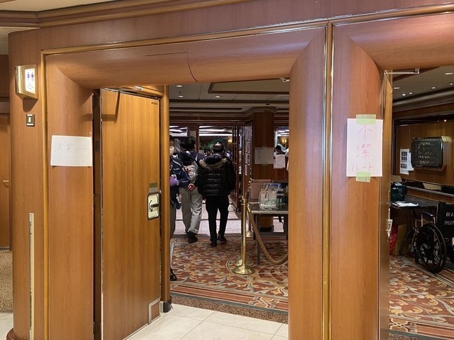 厚生勞動省副大臣橋本岳原想貼出公主號防疫照片反駁學者說法，沒想到很快就被網友抓包有問題。（翻攝自推特）