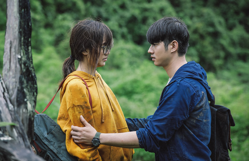 Mario在《單身日快樂》中，演出一個外出找鬼的作家。（翻攝自《單身日快樂》電影粉絲頁）