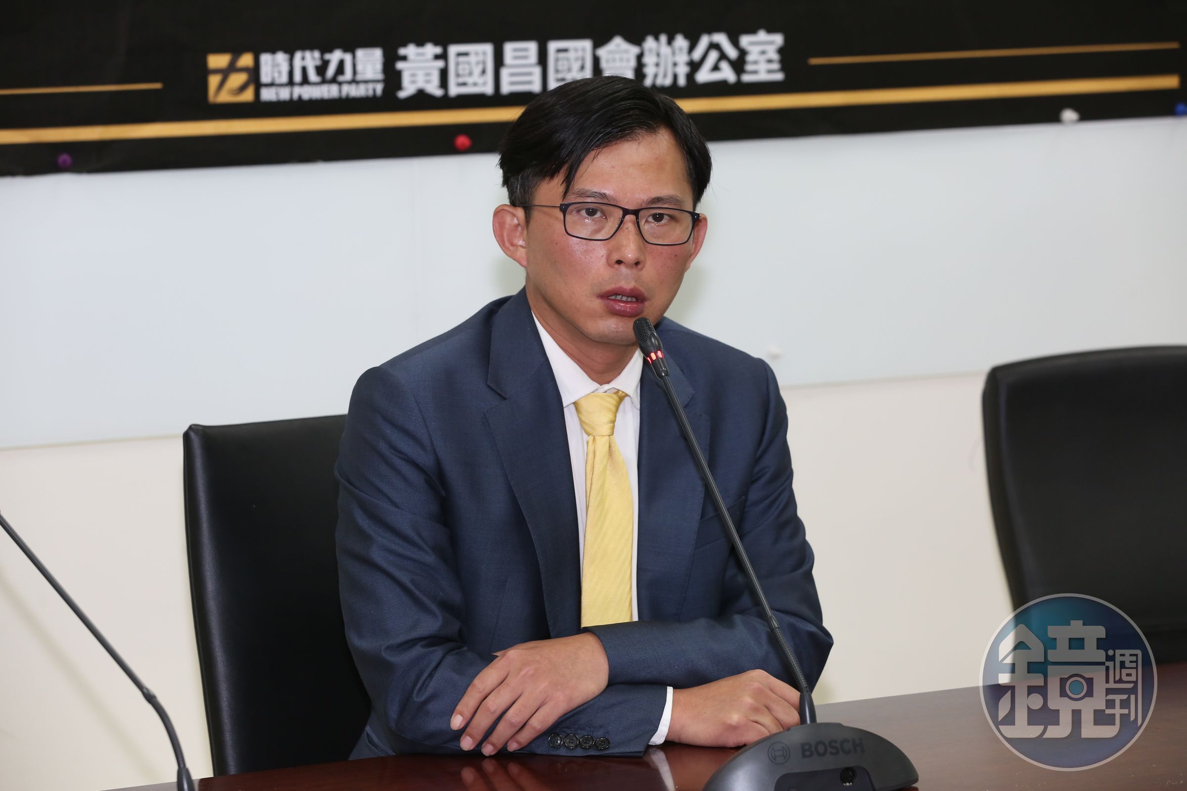 慶富案期間，黃國昌多次爆料且赴北檢告發前行政院祕書長簡太郎。