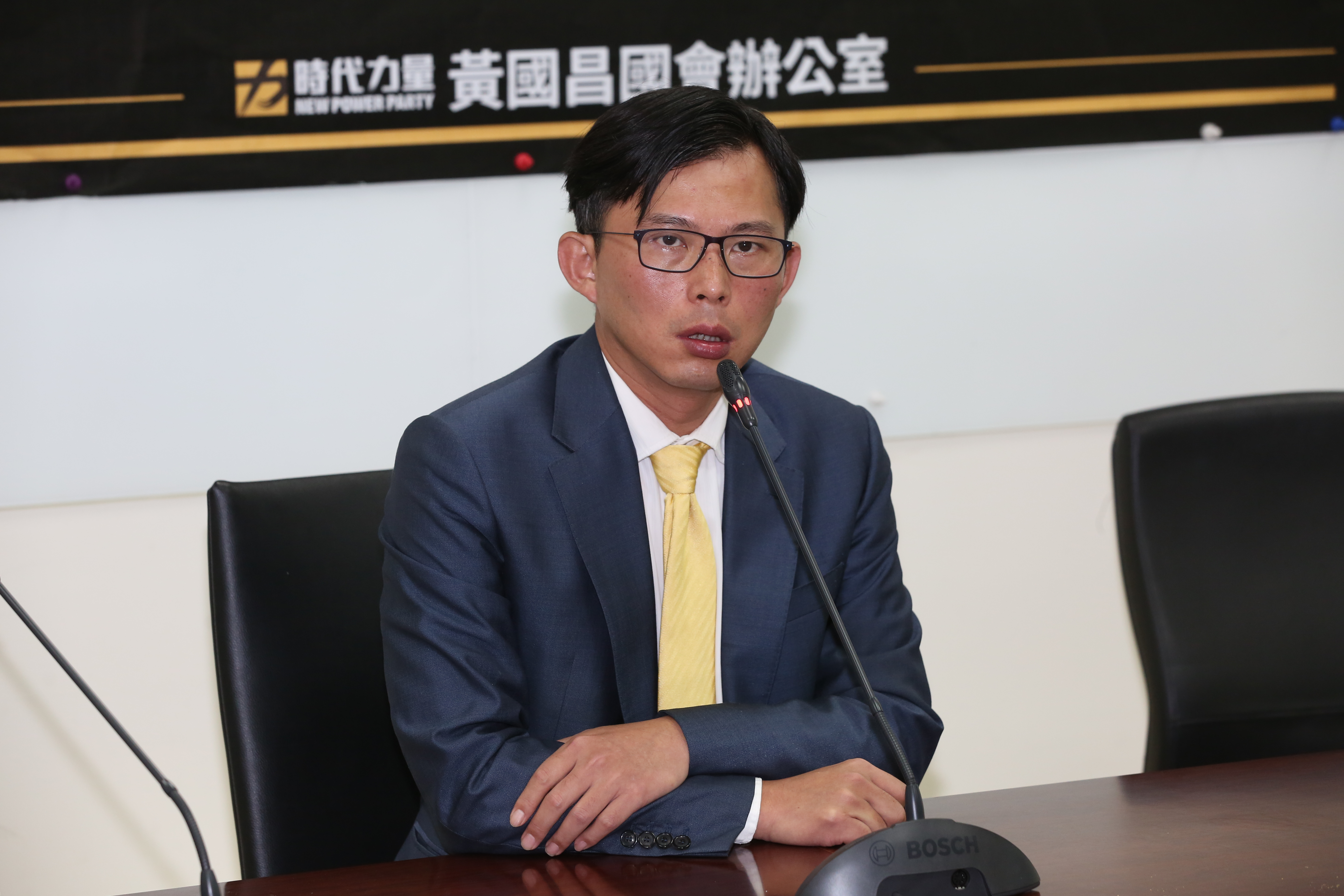 慶富案期間，黃國昌多次爆料且赴北檢告發前行政院祕書長簡太郎。