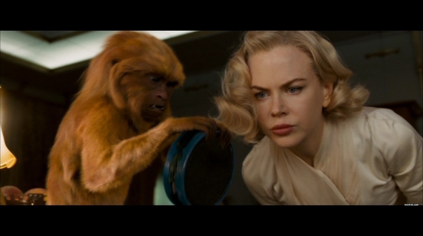 妮可基嫚在《黃金羅盤》與猴子有多場互動戲，比爾會在現場協助她定位。（翻攝自wordpress.com）