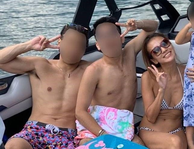 阿比留優（右）離婚3個月，近日被踢爆婚前就和在外資證券公司上班的A男（左一）過從甚密，甚至還帶的女兒到偷情現場。（翻攝自dot.asahi.com）