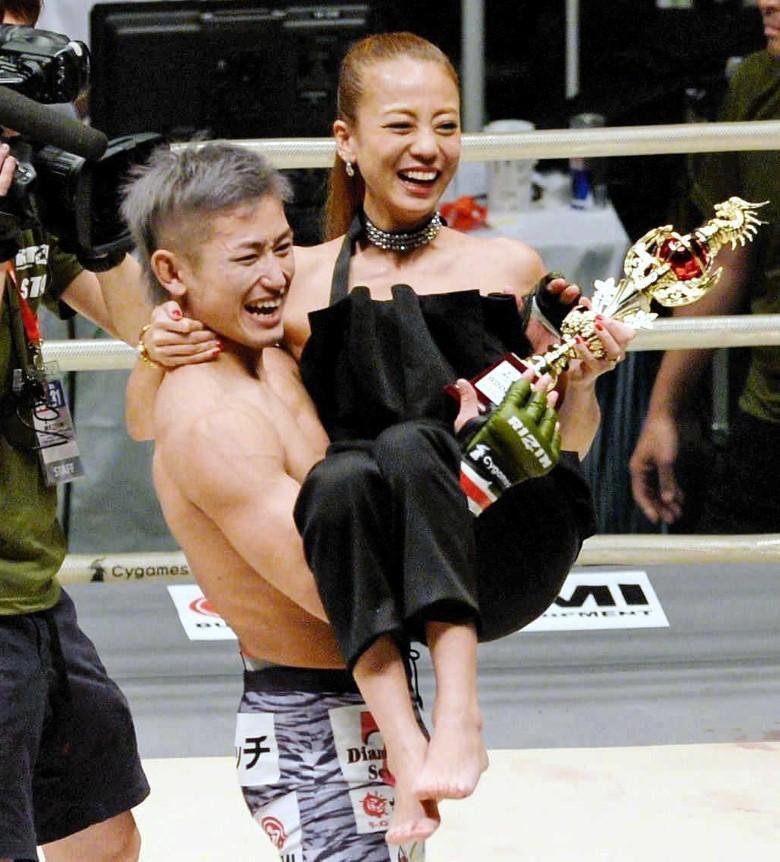阿比留優（右）6年前閃婚小3歲的格鬥選手才賀紀左衞門（左），兩人婚後育有一女。