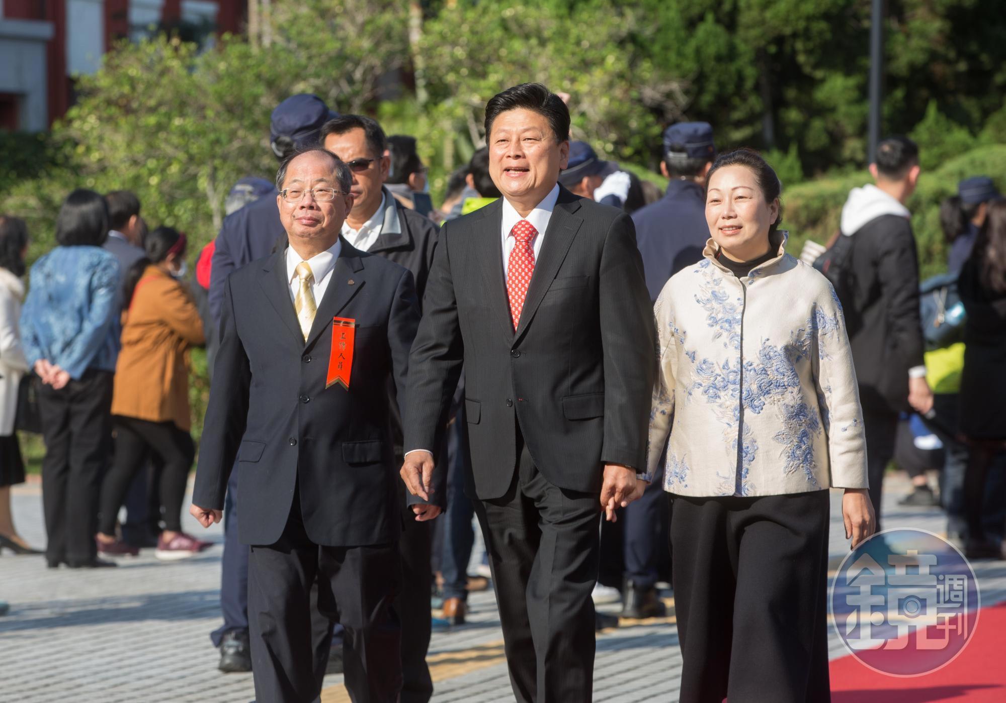 傅崐萁(中)以無黨籍之姿當選花蓮立委,牽著夫人國民黨花蓮縣長徐榛蔚(右)走上紅毯步入立法院,傅崐萁是否恢復國民黨籍引發議論。