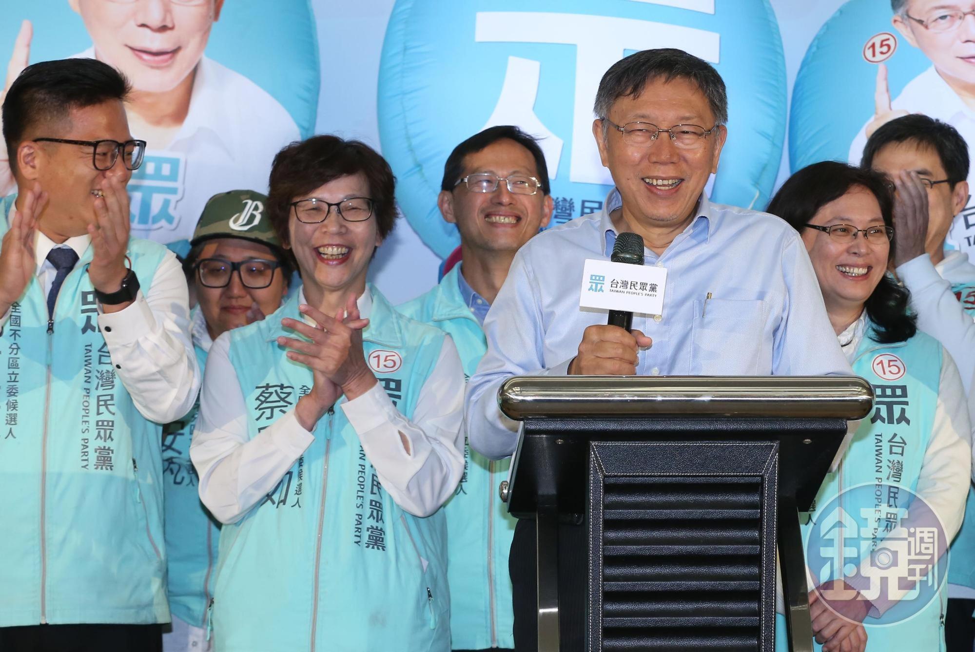 台灣民眾黨在今年初大選的開票之夜，篤定拿下11%的政黨票，讓民眾黨黨主席柯文哲（右二）和民眾黨發起人蔡壁如（左二）非常開心。