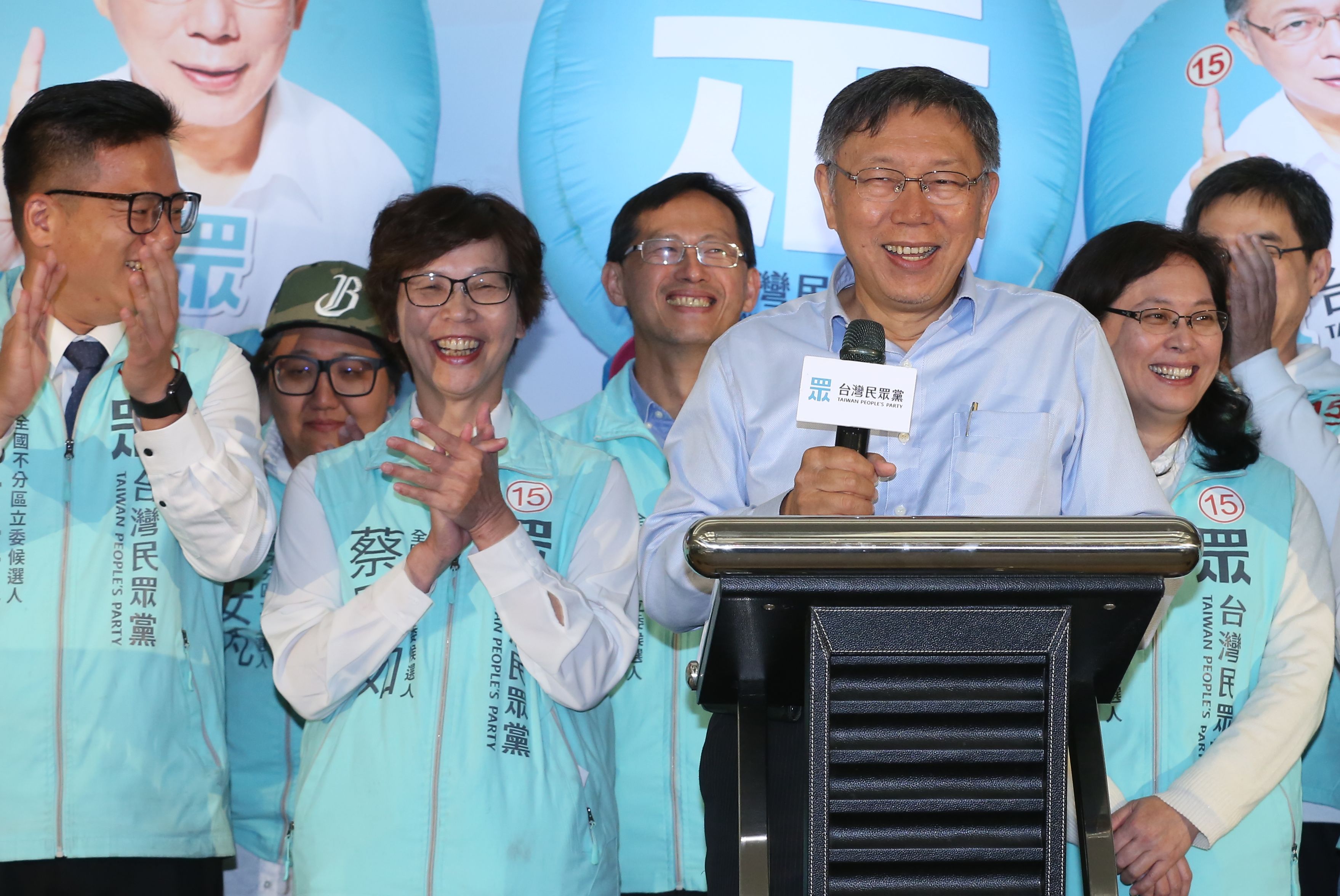 台灣民眾黨在今年初大選的開票之夜，篤定拿下11%的政黨票，讓民眾黨黨主席柯文哲（右二）和民眾黨發起人蔡壁如（左二）非常開心。