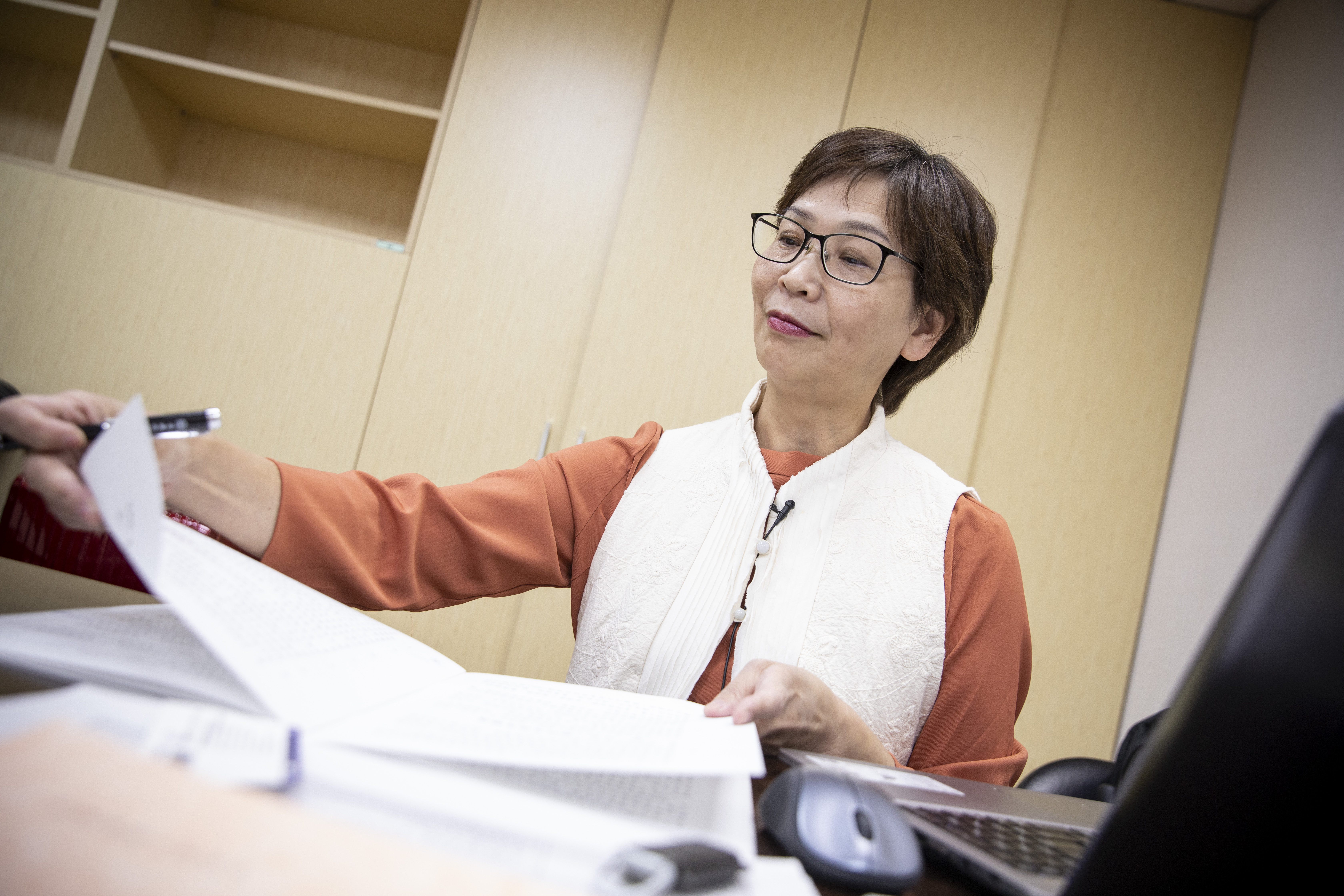 立委蔡壁如上任不久，還沒時間布置自己的辦公室，就先用自己的筆電開工，看得出來她隨時都上緊發條。