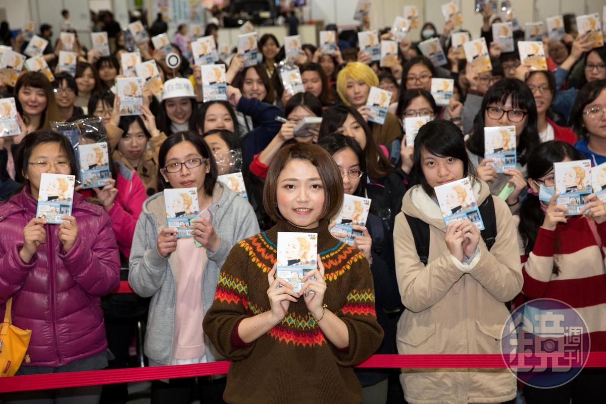 柯宥希表示，影響她最重要的漫畫是《幽遊白書》，也是讓她想成為漫畫家的關鍵。圖為去年台北國際書展《有何不可》的簽書會。