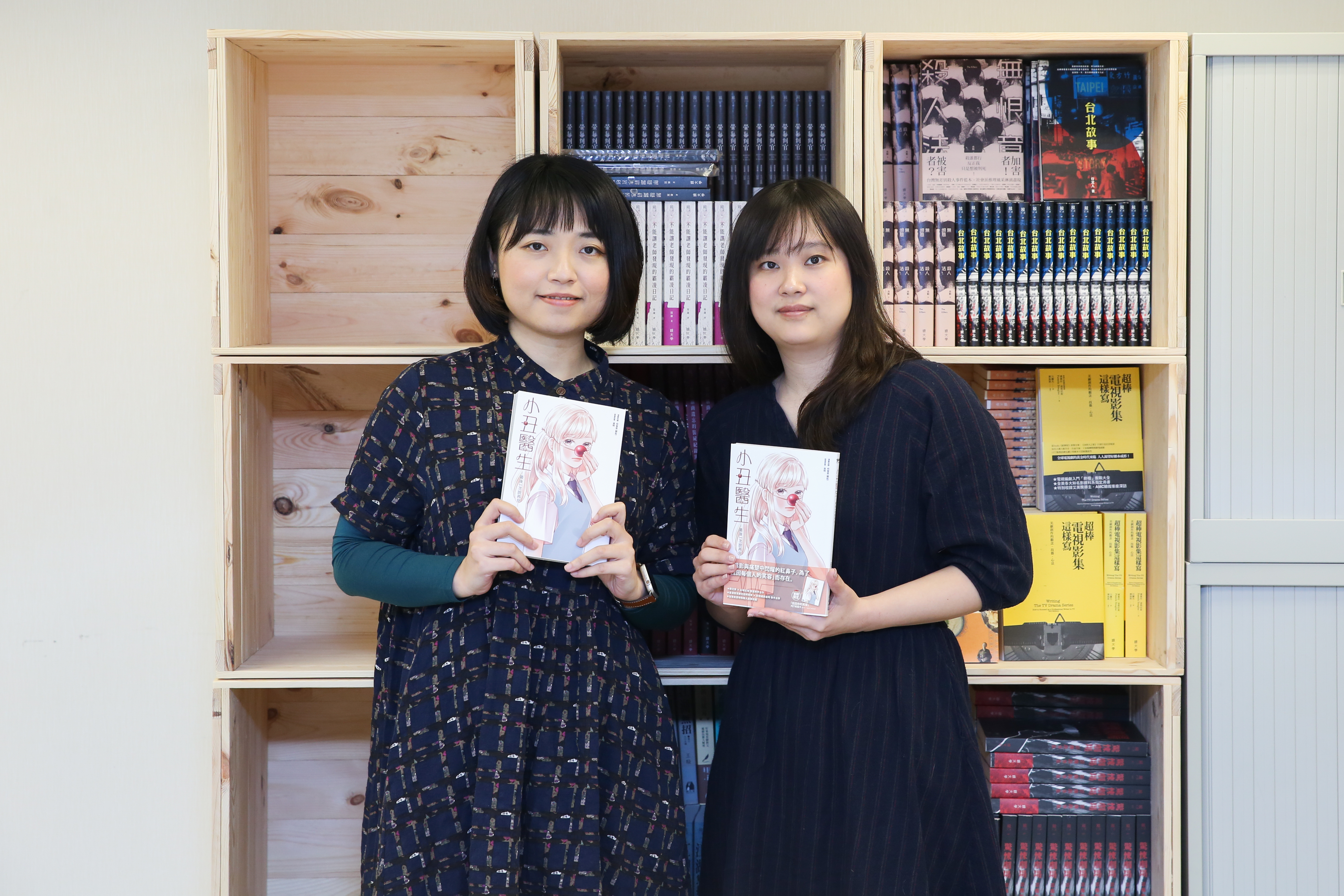 《小丑醫生》由漫畫家柯宥希與小說家逢時共同合作，兩個不同領域的創作者，勢必會有磨合期。