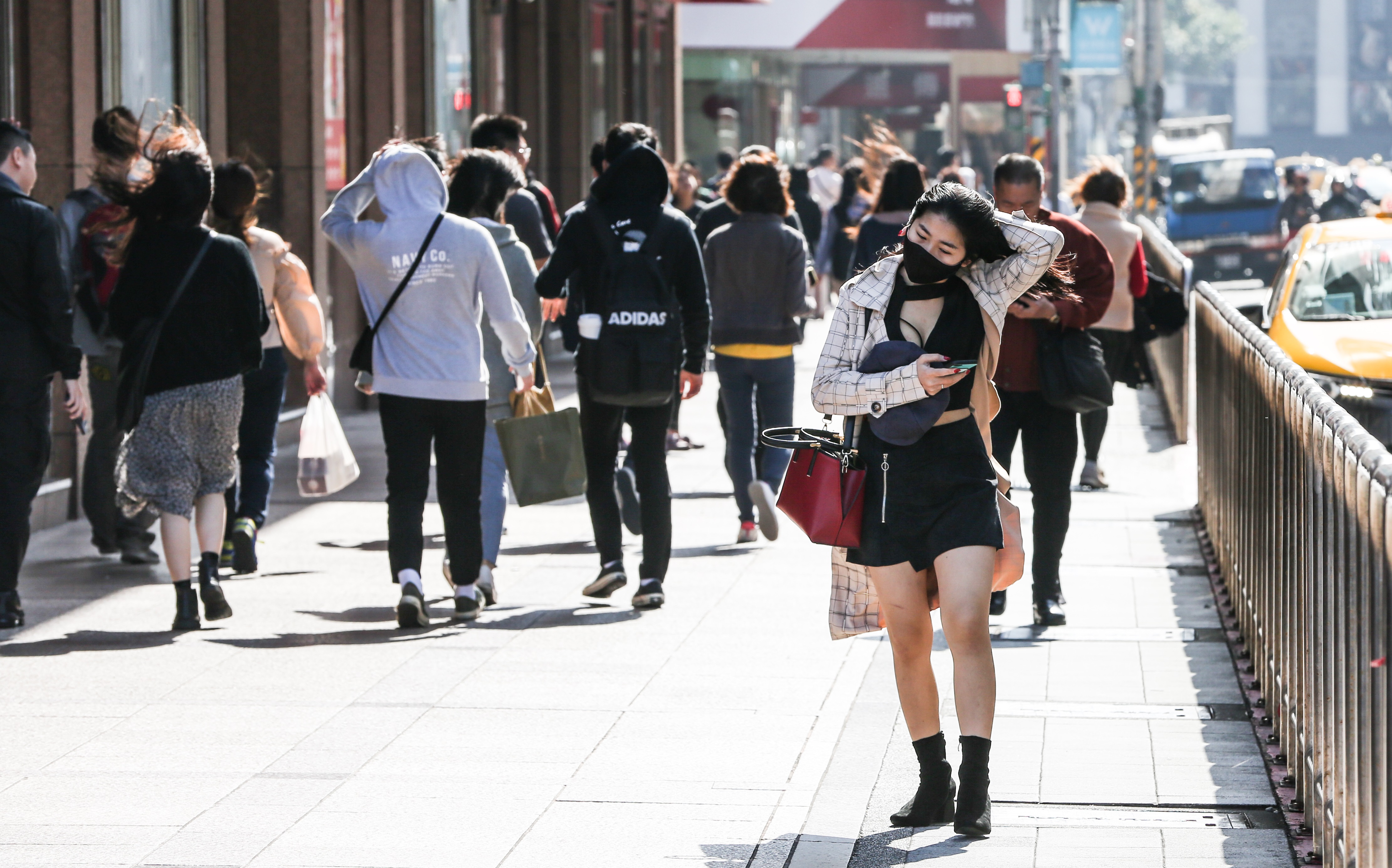 今天天氣晴朗持續緩回溫，穩定偏暖天氣會持續到下週。圖為資料照。