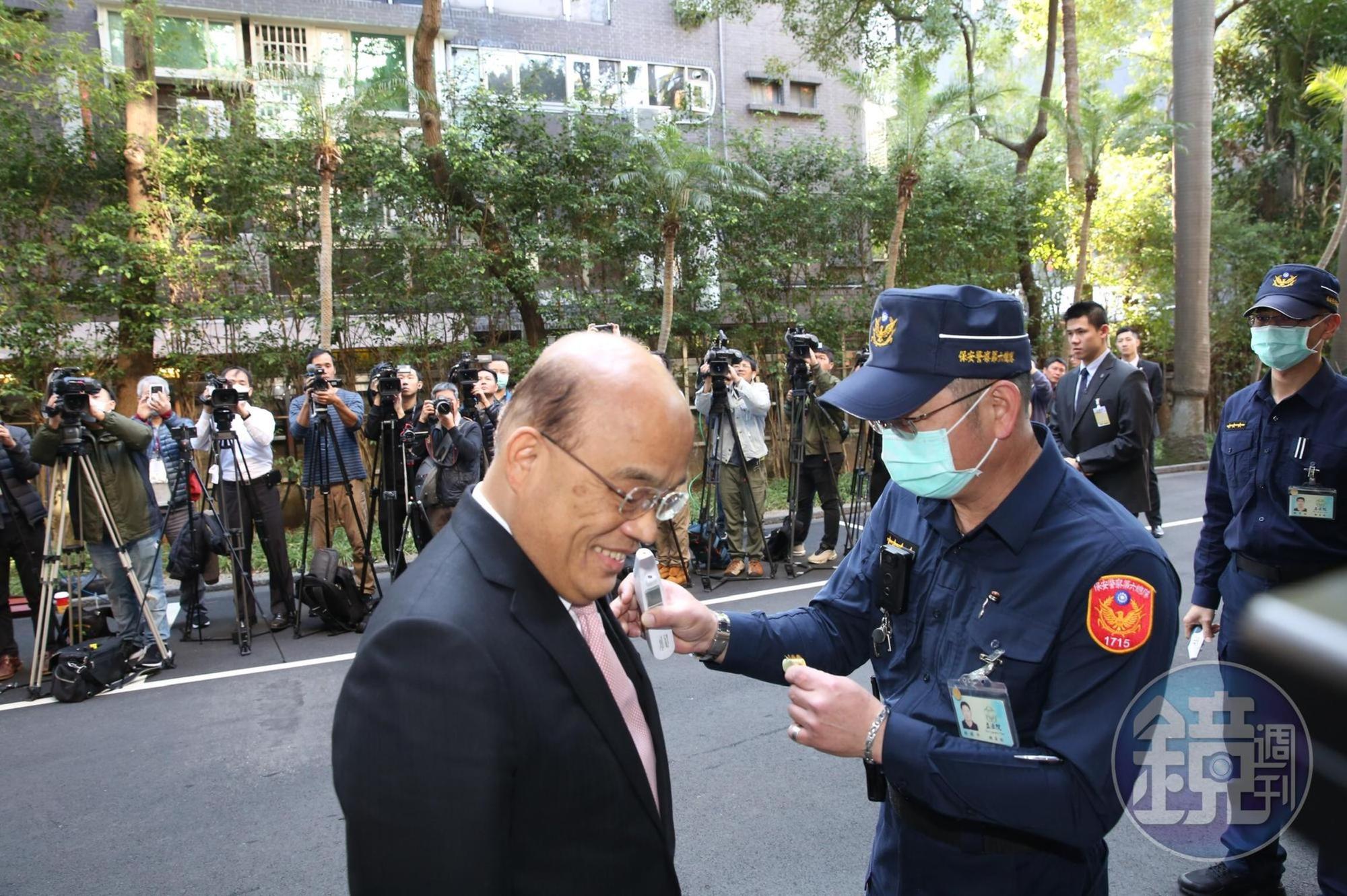 行政院長蘇貞昌抵達立法院議場時，由立院駐衛警為他量測體溫。