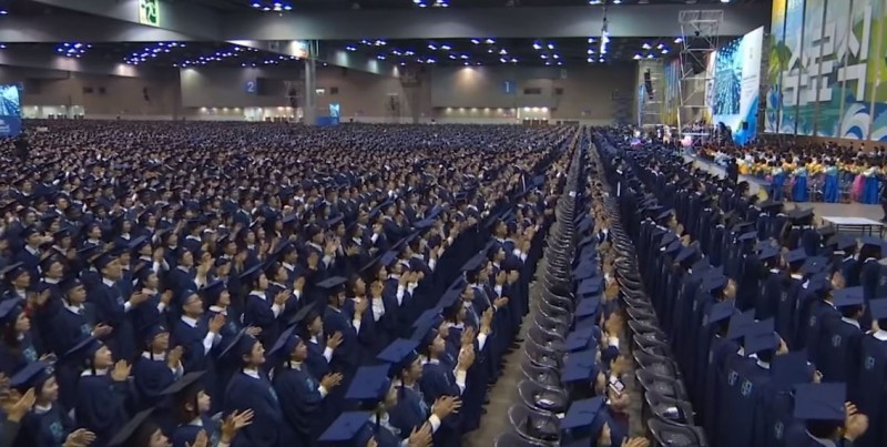 新天地耶穌教會爆發群聚感染，不過至今仍有約400人聯絡不上，成為隱形炸彈，政府擔心疫情難以掌握。（翻攝自YouTube）
