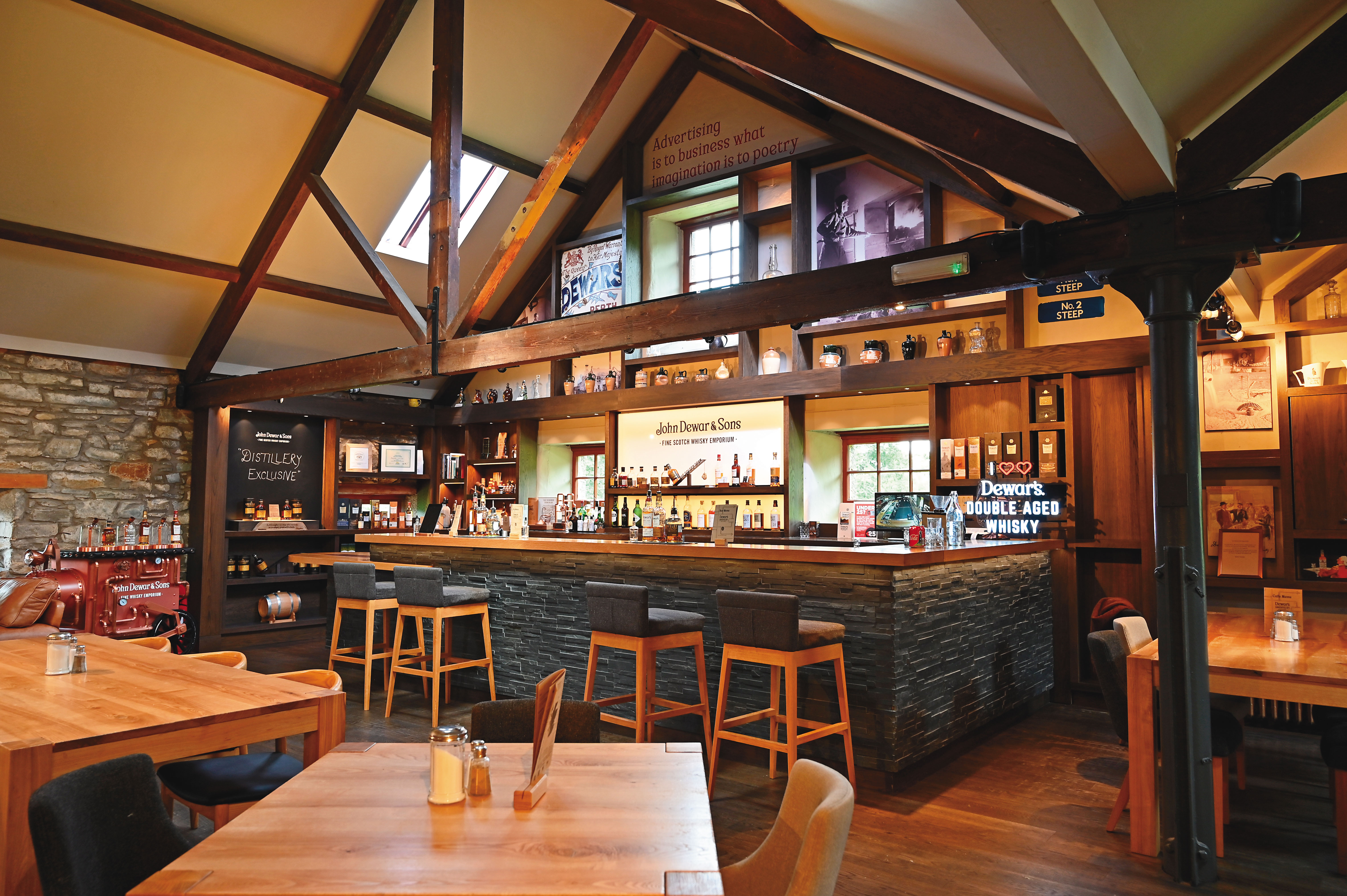 百加得集團其他酒廠並沒有設置遊客中心，因此酒友們會被引導到這裡，這個美輪美奐的地方1年接客4萬人次。